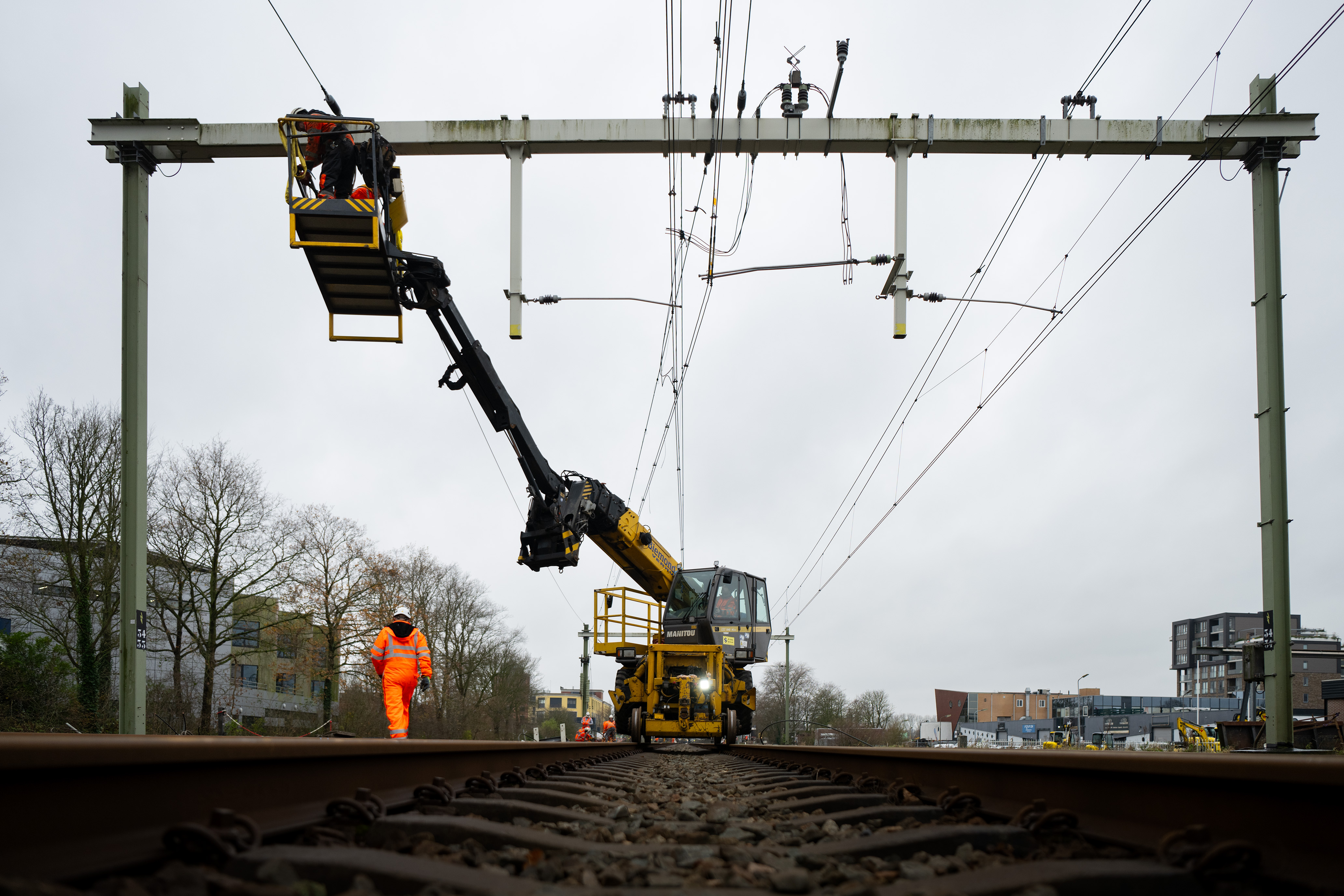 Ook de bovenleiding werd aangepast