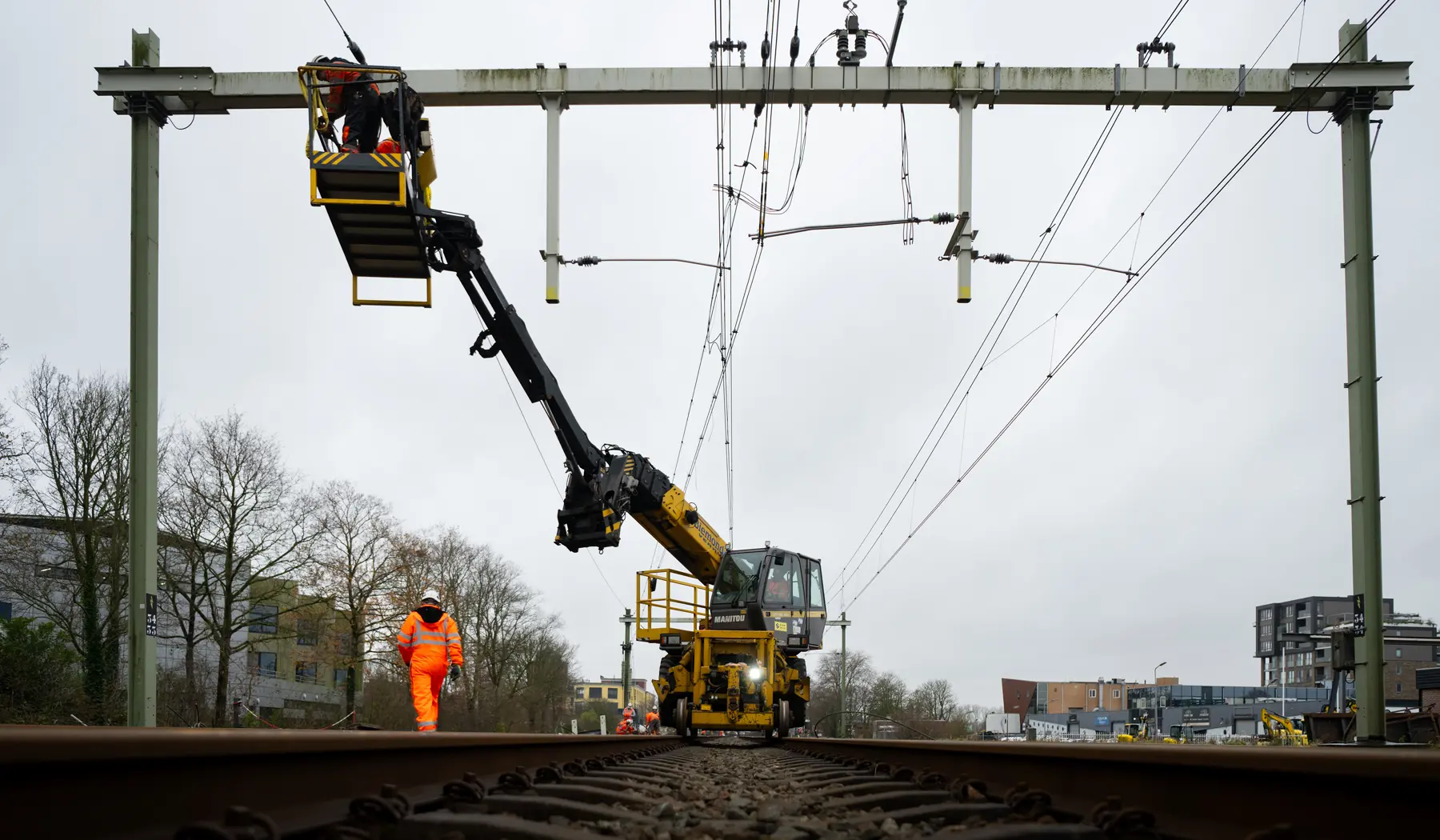 Ook de bovenleiding werd aangepast