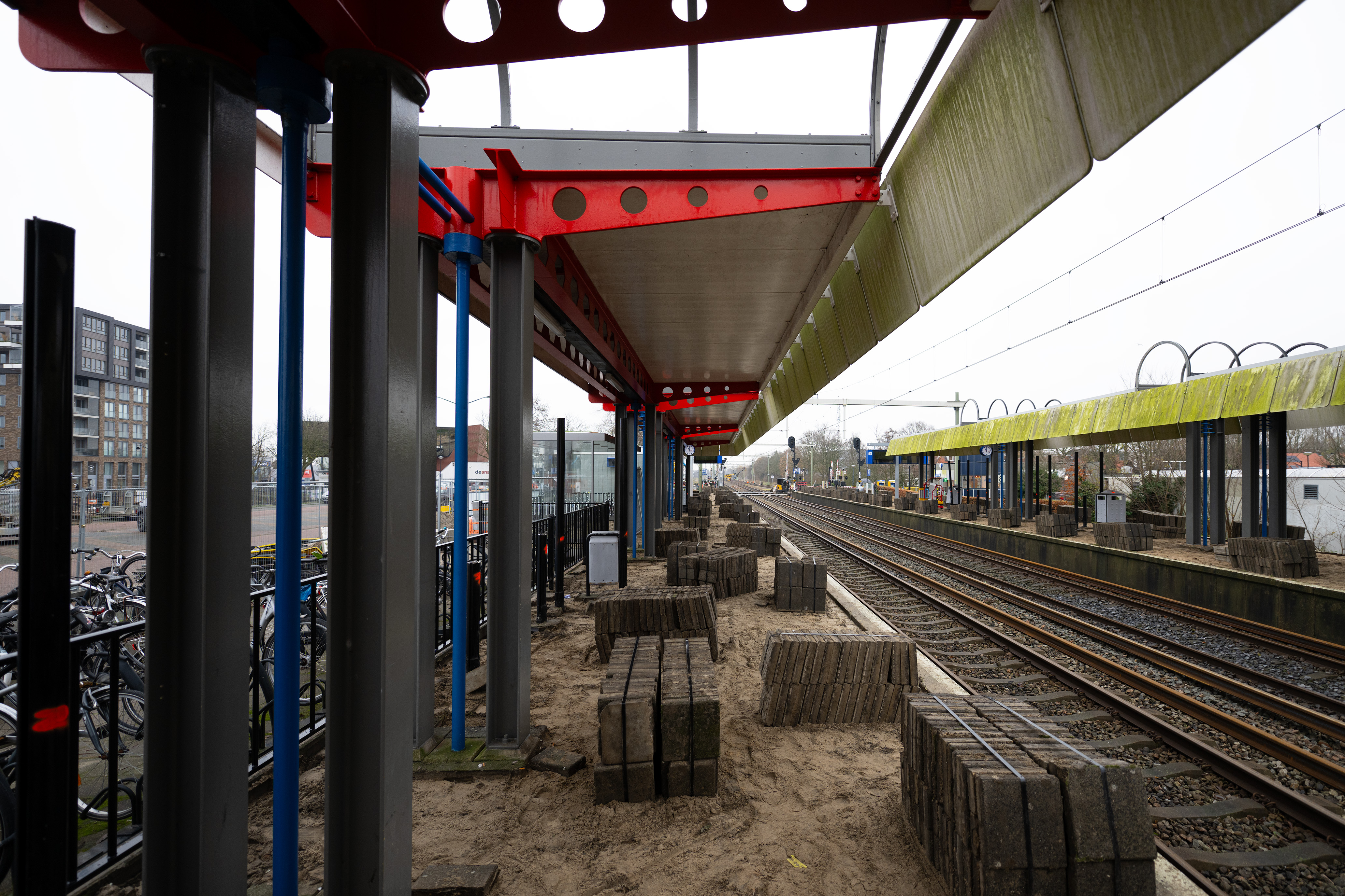 We zetten meteen een nieuwe wachtruimte en bankjes neer op station Heerhugowaard