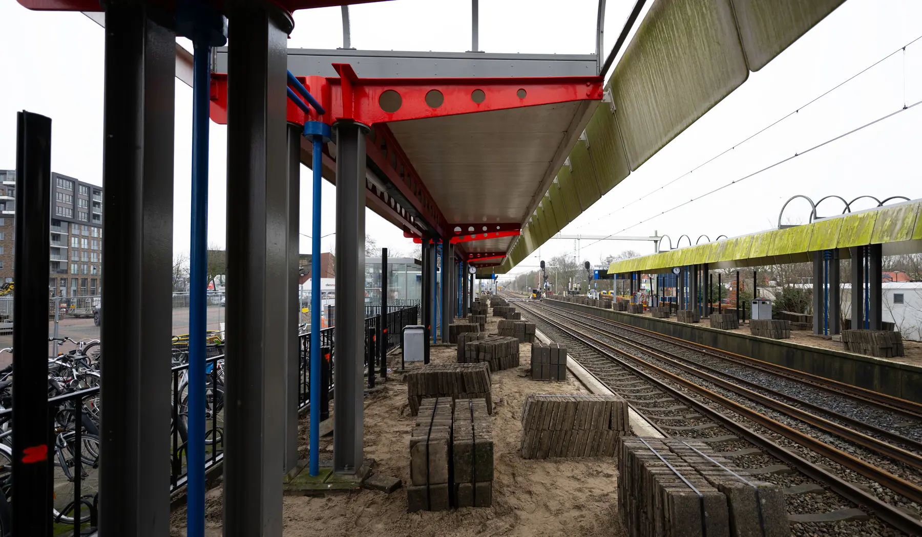 We zetten meteen een nieuwe wachtruimte en bankjes neer op station Heerhugowaard