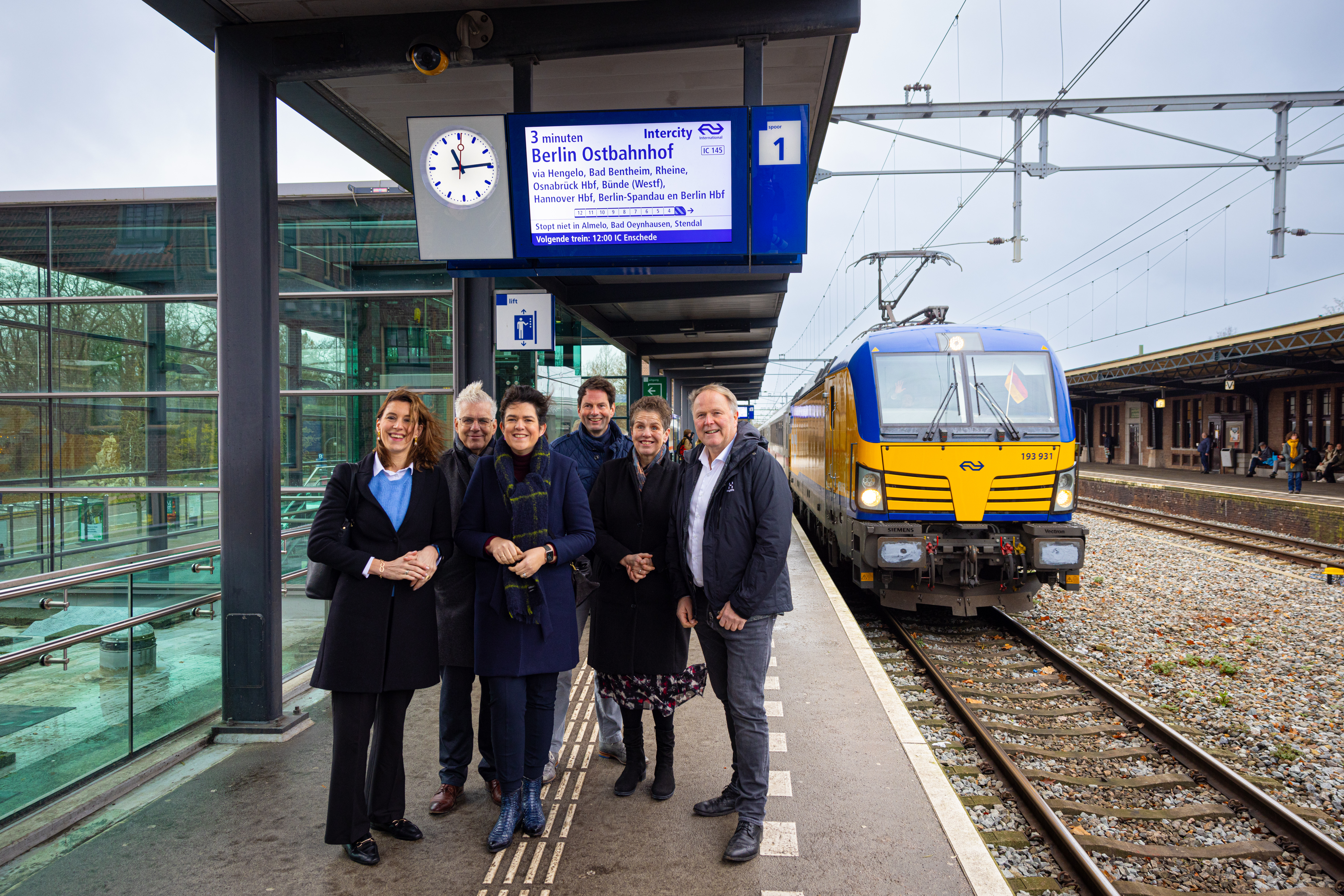 Danou Veenhof (regiodirecteur ProRail), Dinand de Jong (hoofd strategie van Euregio), Hanneke Steen (wethouder gemeente Hengelo), Maarten Haverkamp (regiodirecteur NS), Liesbeth Grijsen (gedeputeerde Overijssel), Marcel Elferink (wethouder gemeente Deventer) stapten ook in de trein