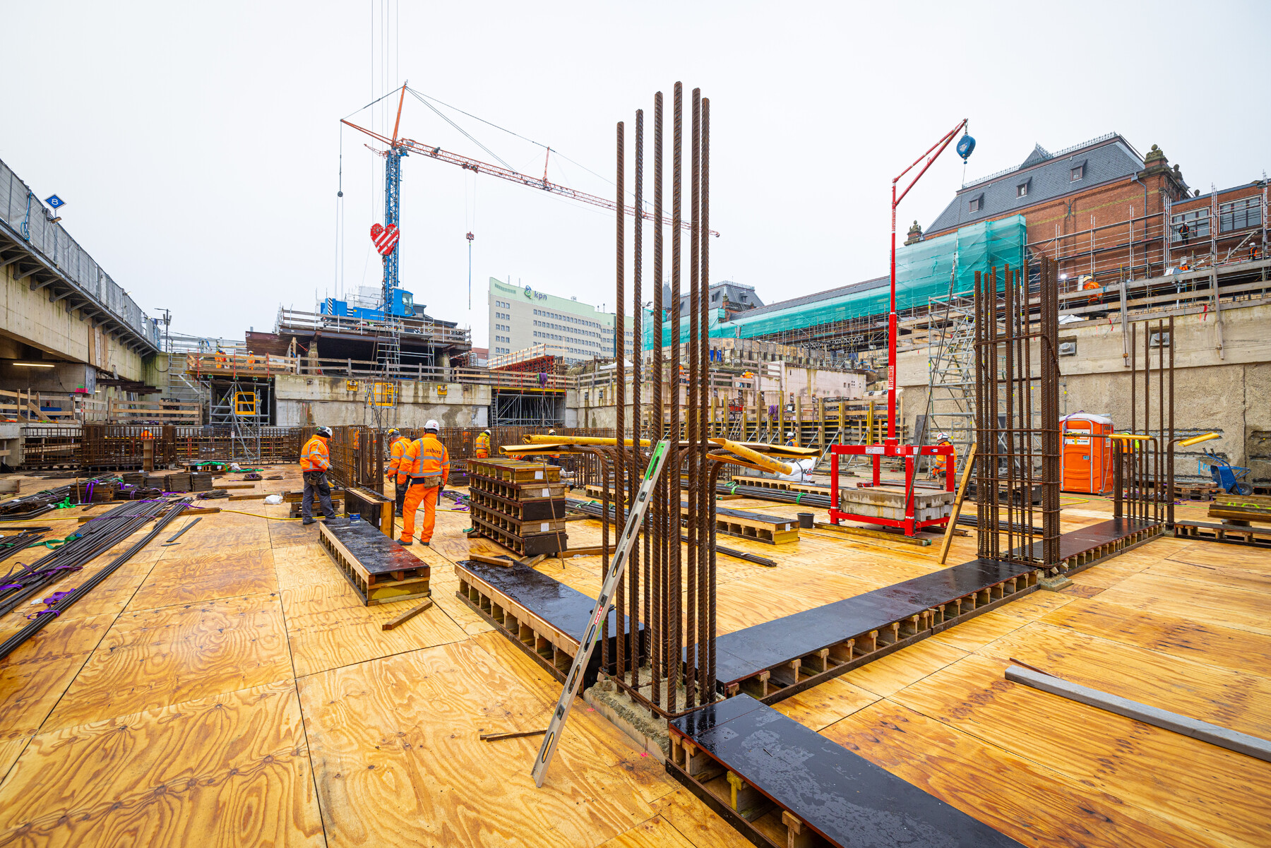 De kolommen waar straks de vloeren op komen te liggen