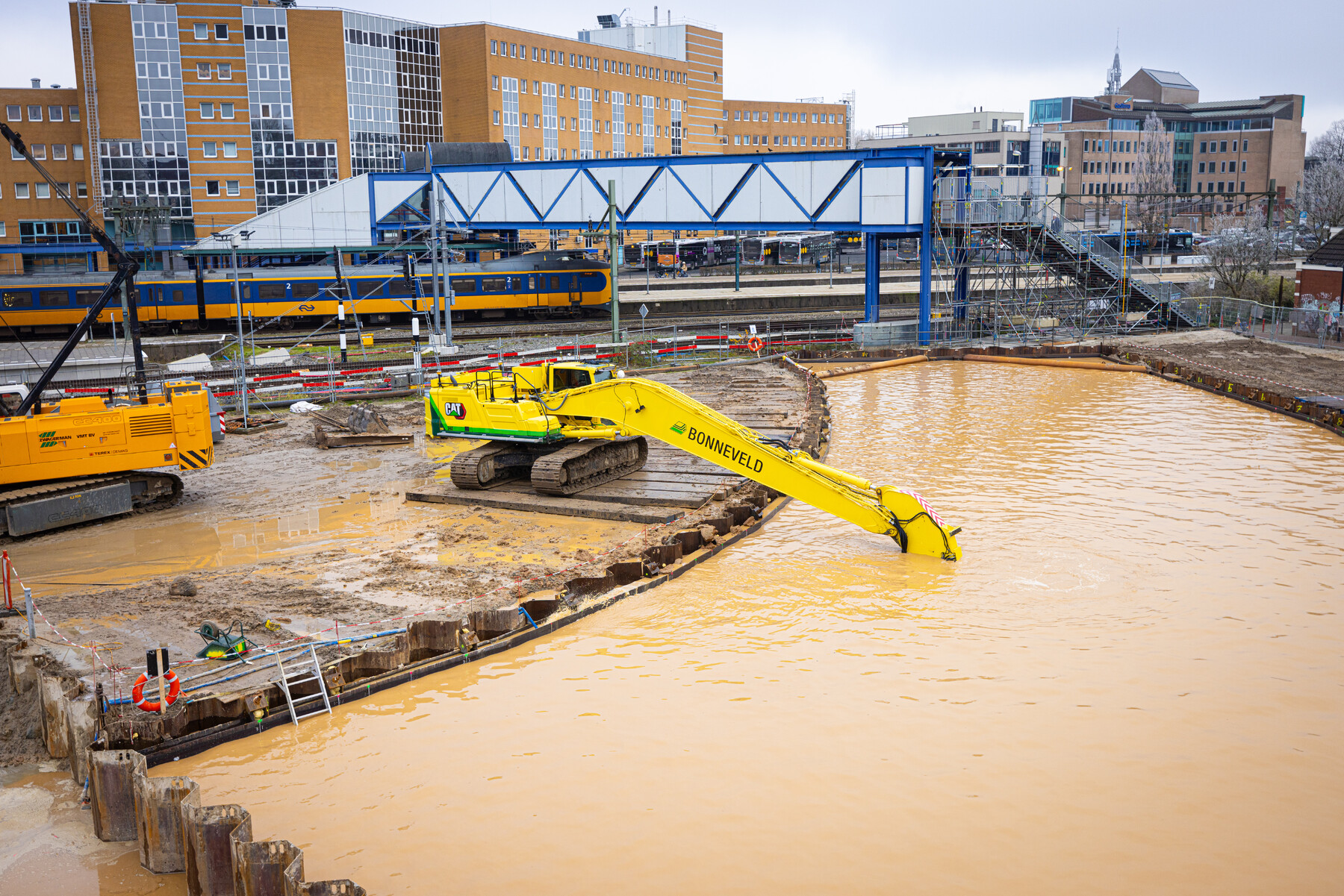 De bouwkuip onder water