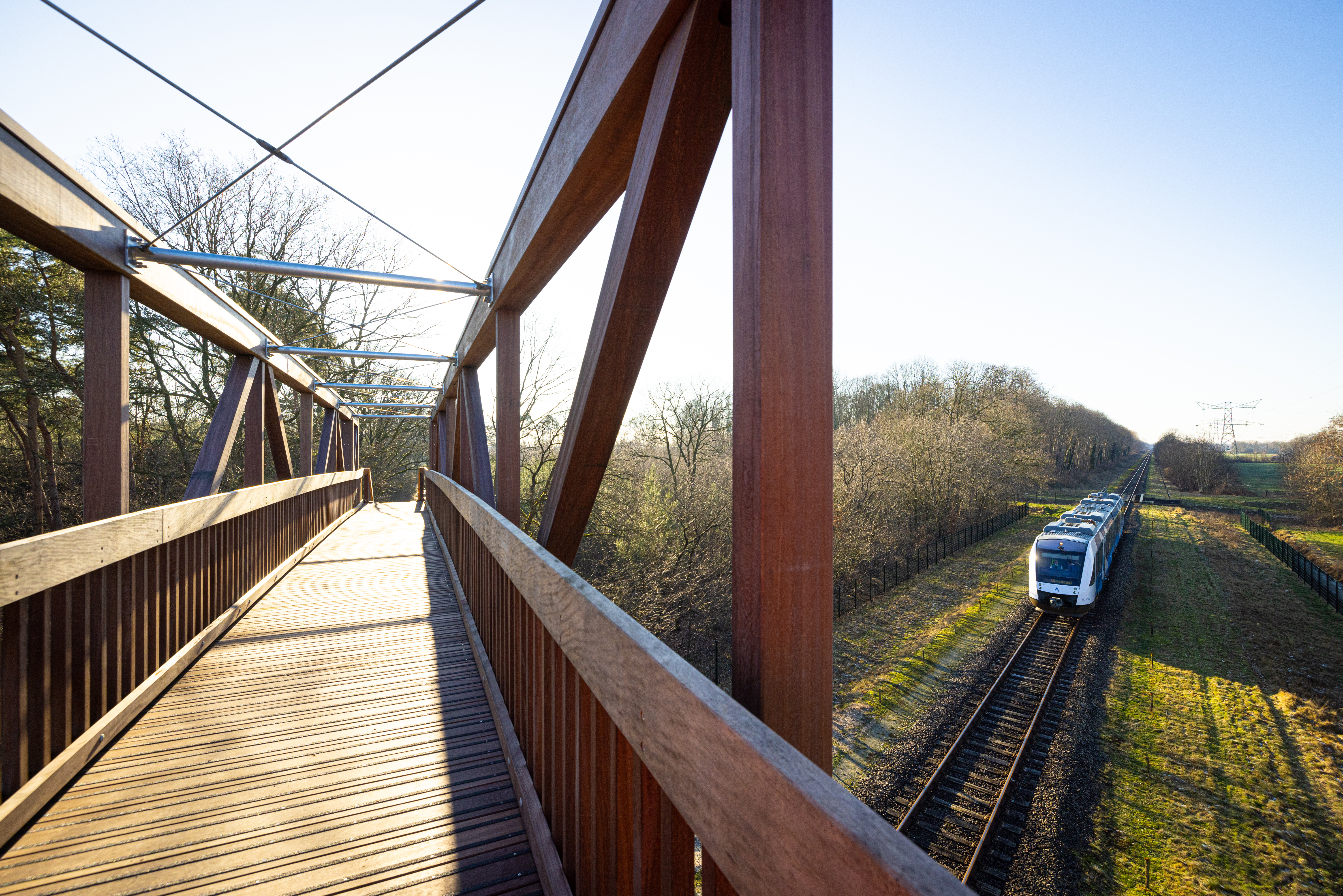 Een loopbrug over het spoor