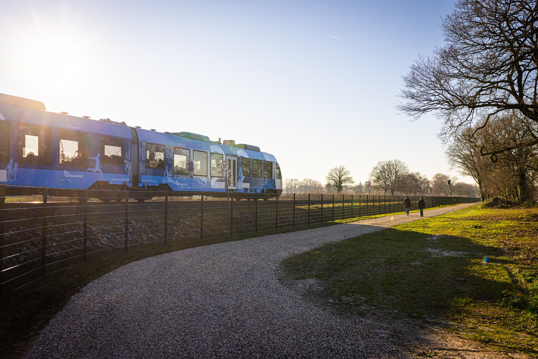 Nieuw aangelegde weg langs het spoor