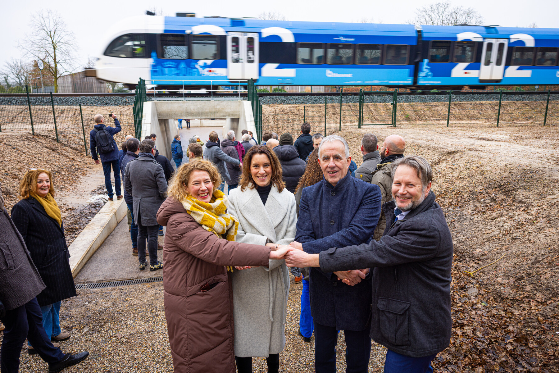 Danou Veenhof (regiodirecteur ProRail), Harry Scholten (wethouder Hof van Twente), Martijn Dadema (gedeputeerde Overijssel) en Jieskje Hollander (regiodirecteur Arriva)