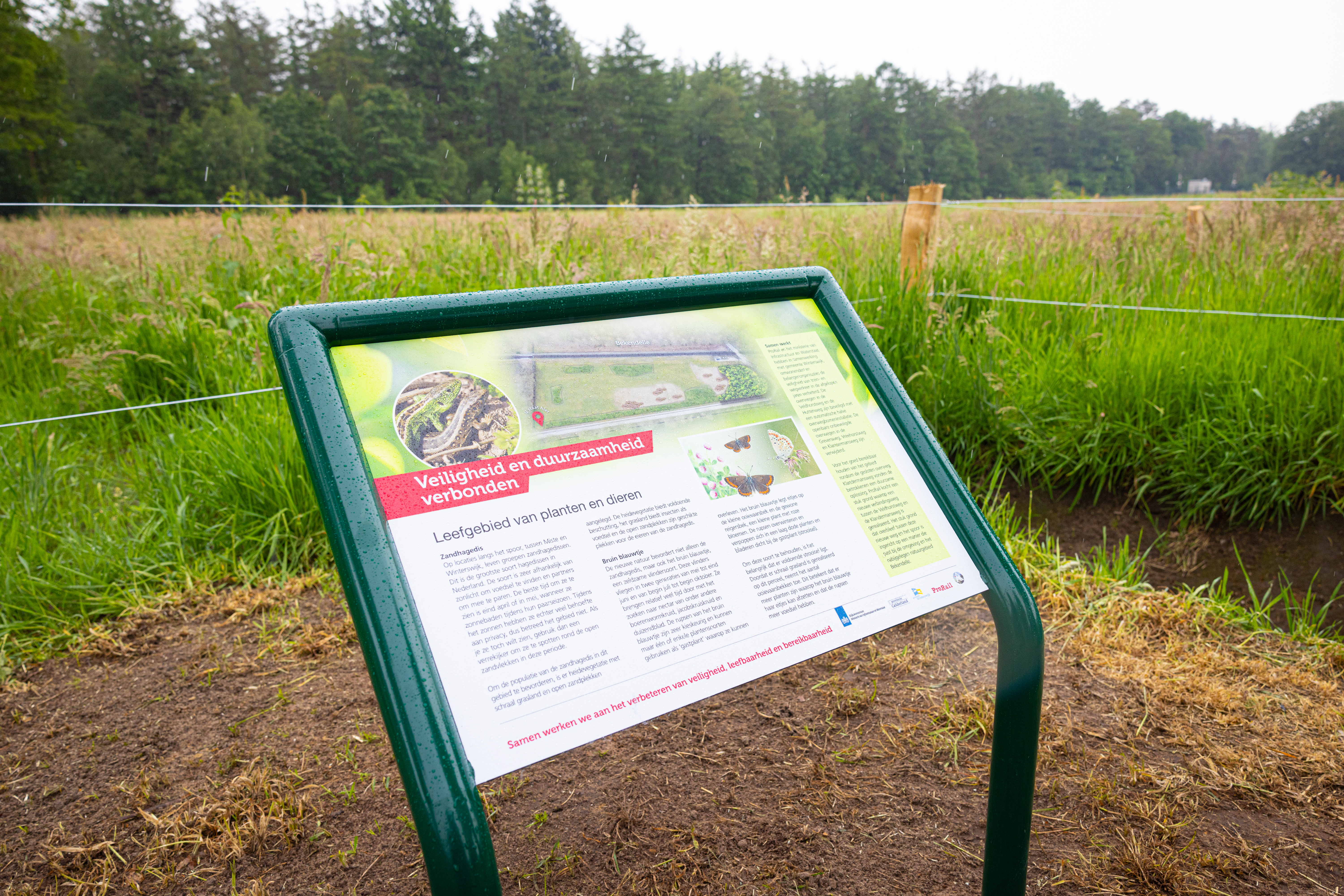 Het informatiebord bij het nieuw ingerichte stukje natuur
