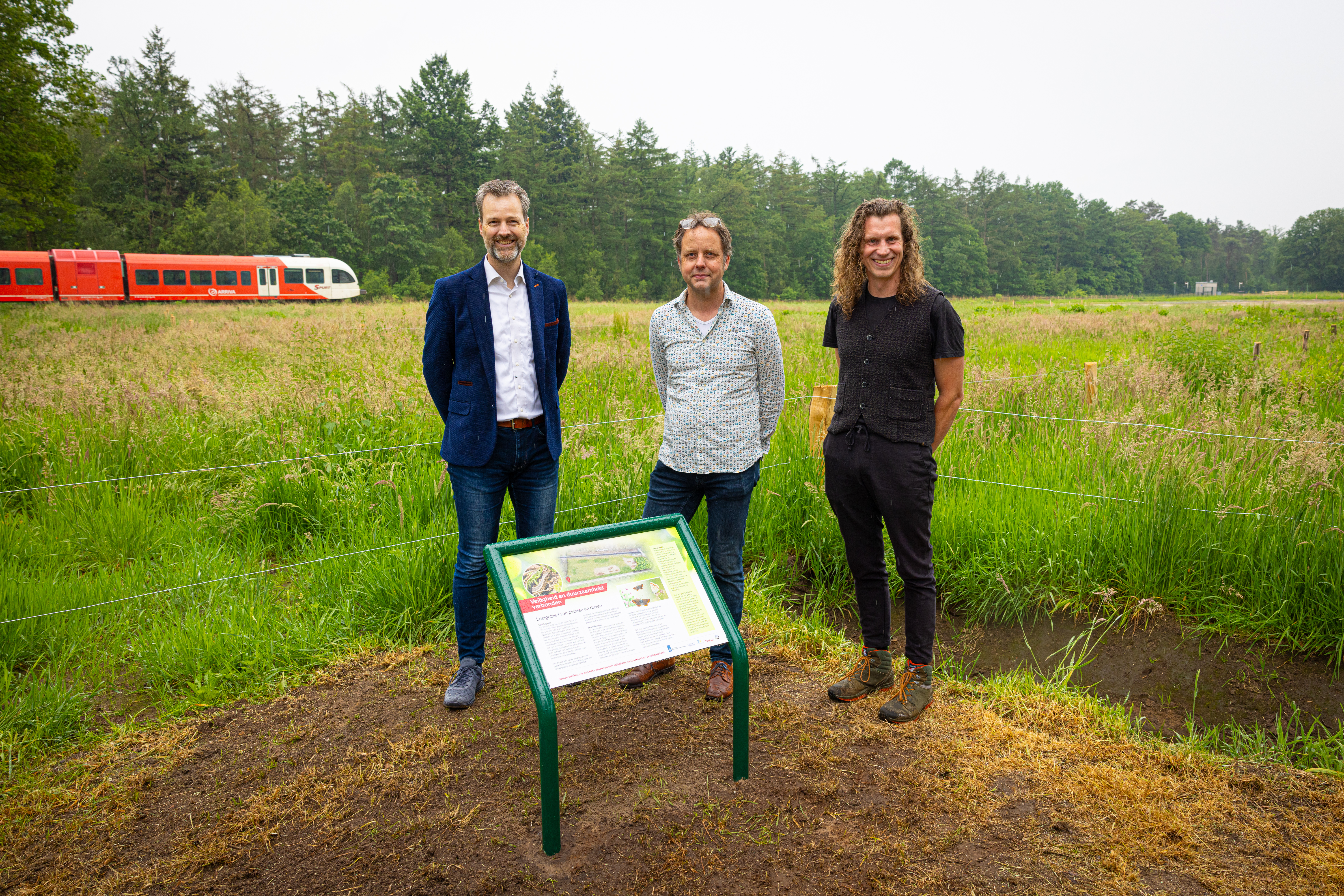Rudi van der Borgt (projectmanager bij ProRail), Arjen Poelmans (beleidsmedewerker ecologie en landschap bij gemeente Winterswijk) en Gerben Huurneman (Bureau Ger | Tuin- en landschapsontwerp) bij het informatiebord
