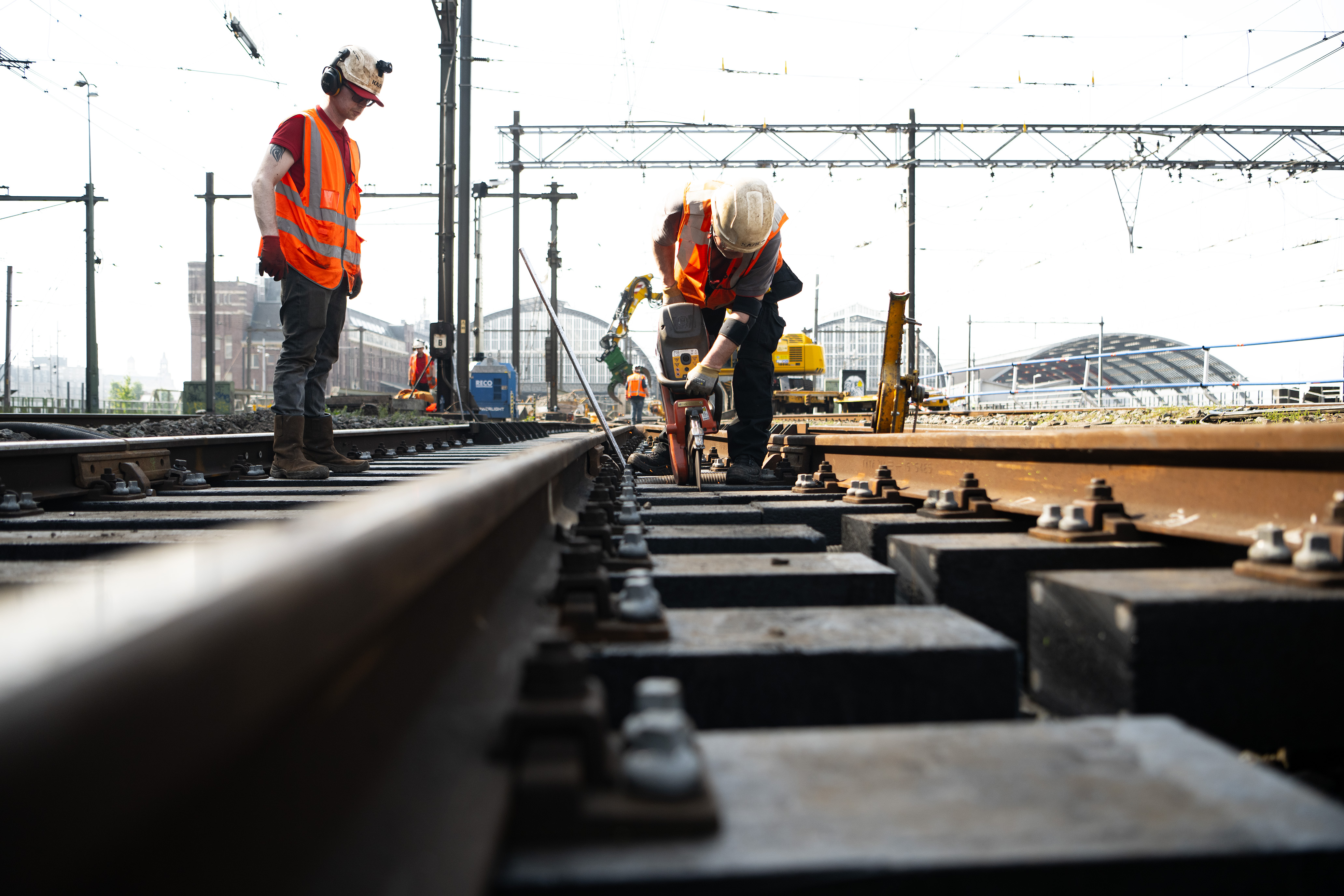 Er werd gewerkt aan sporen, wissels, perrons en spoorbruggen