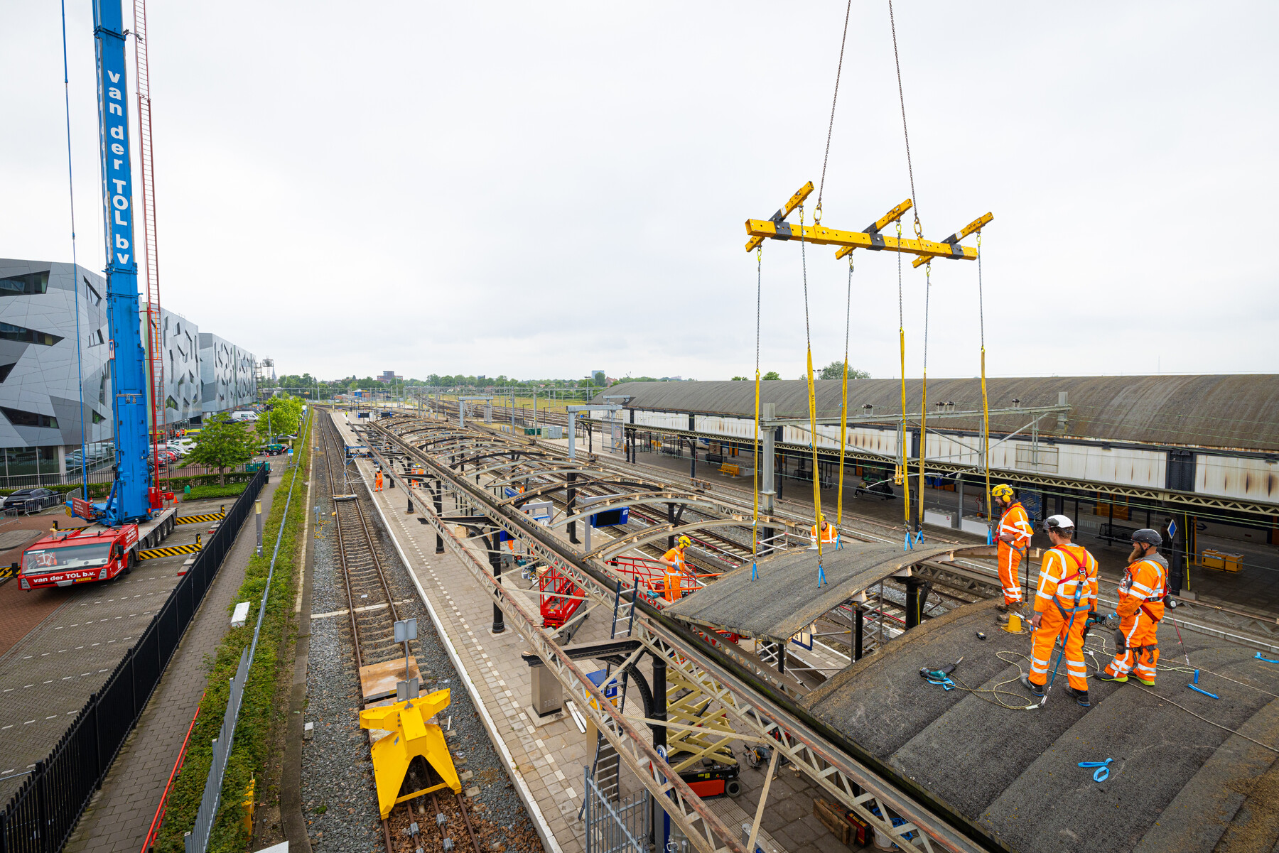 Verwijderen van dak op perron 1b-35