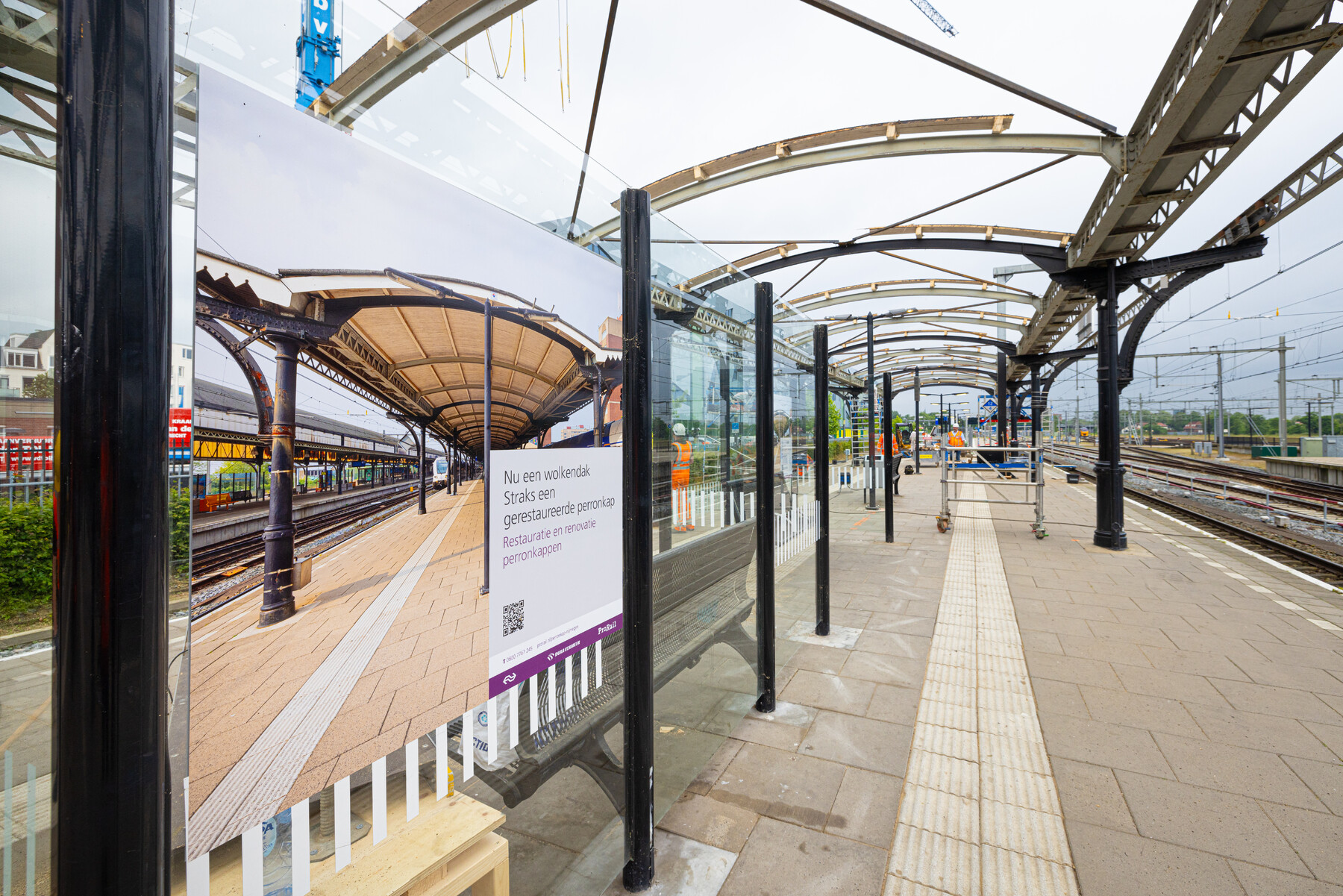 Wolkendak op het perron