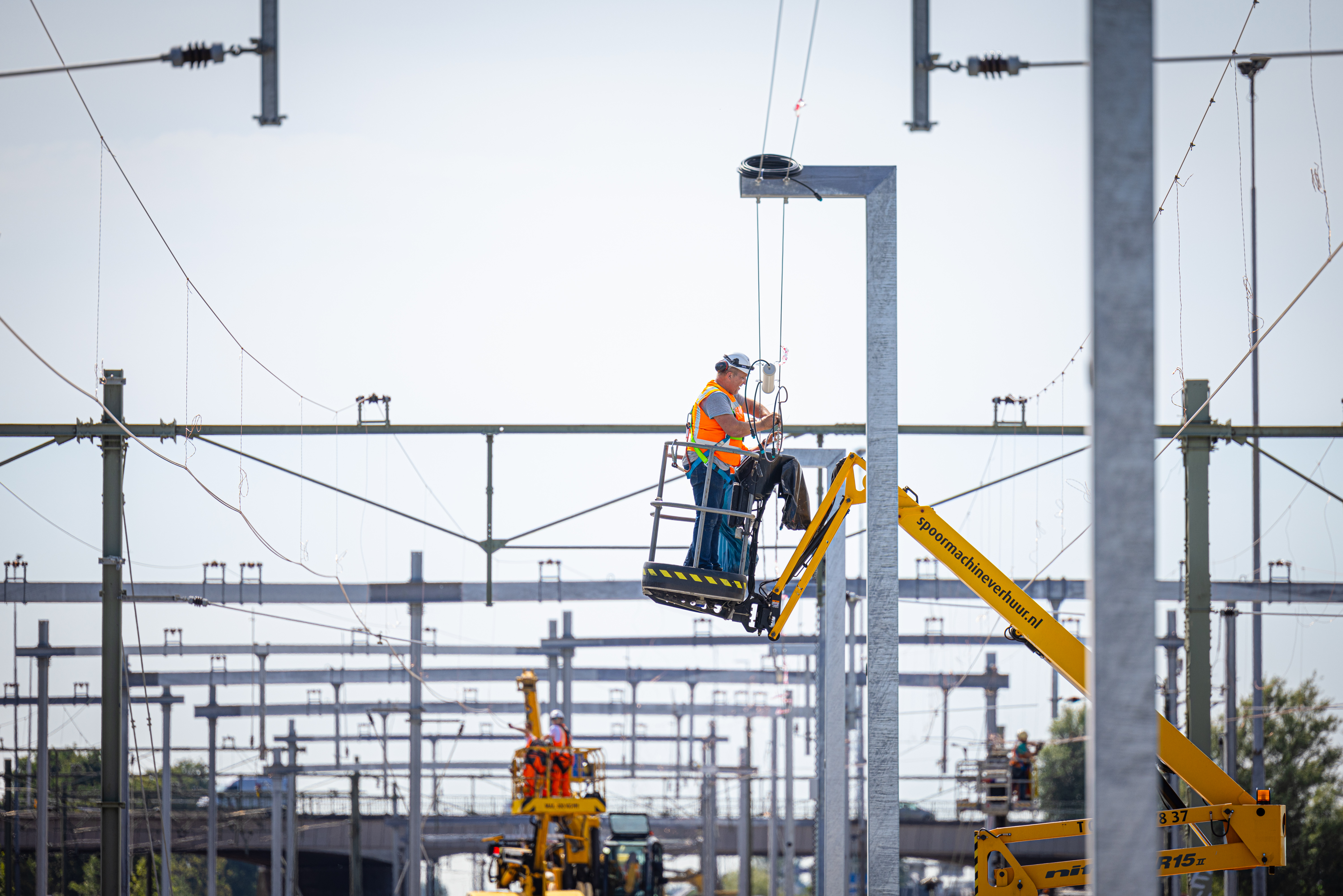 De bovenleiding wordt afgemonteerd