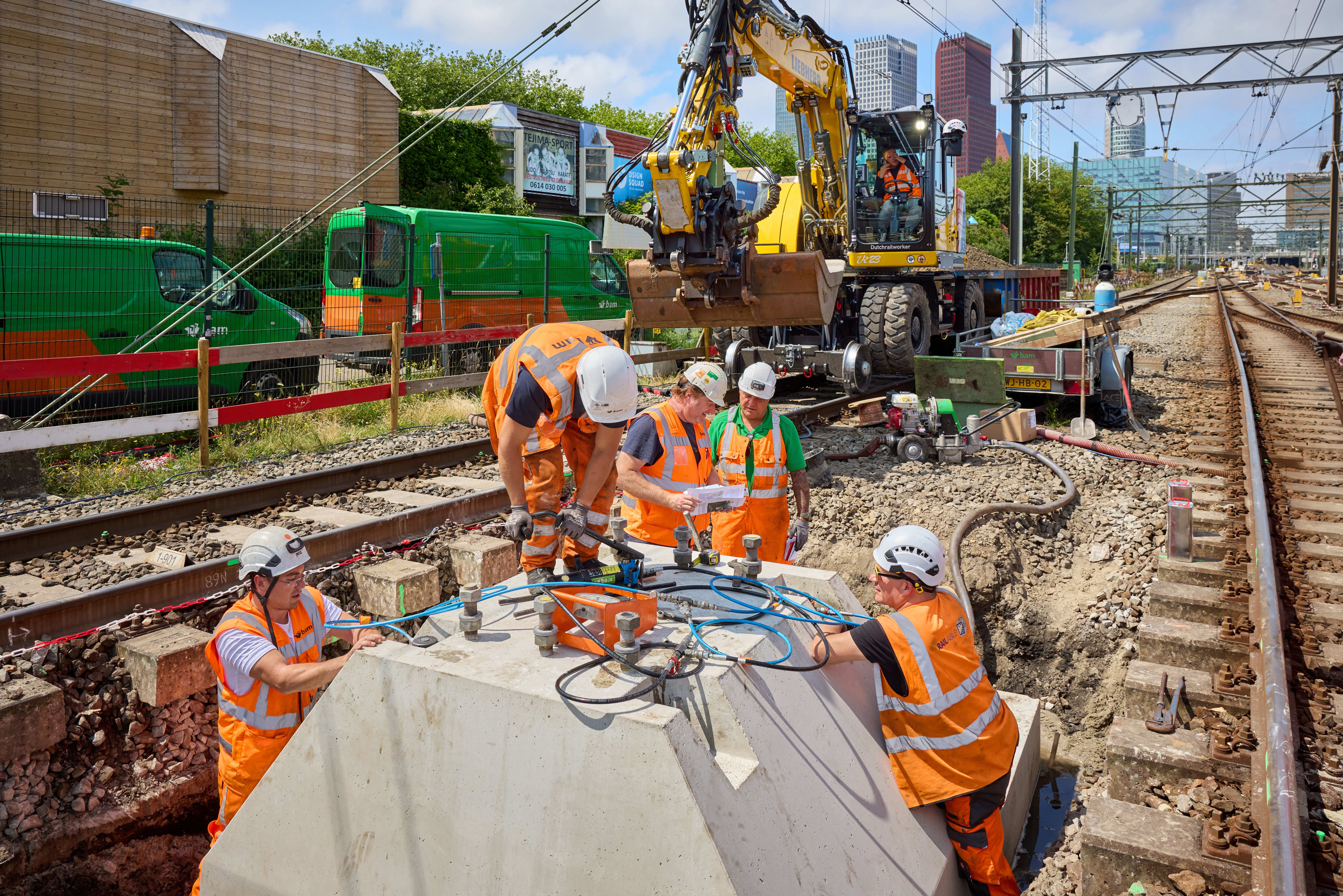 Plaatsen fundering bovenleidingsportaal