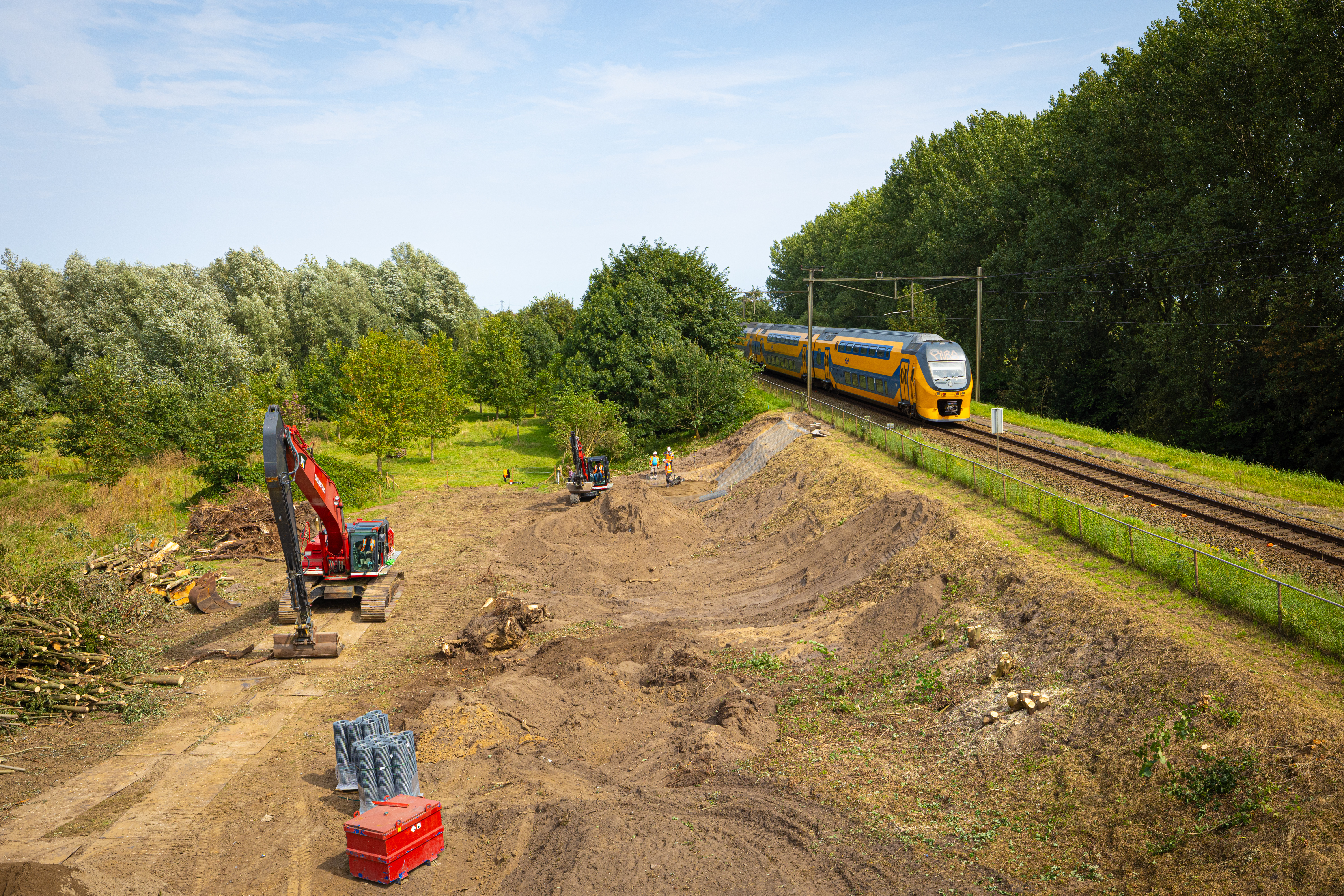 Aanleg kunstburcht bij spoor Ravenstein