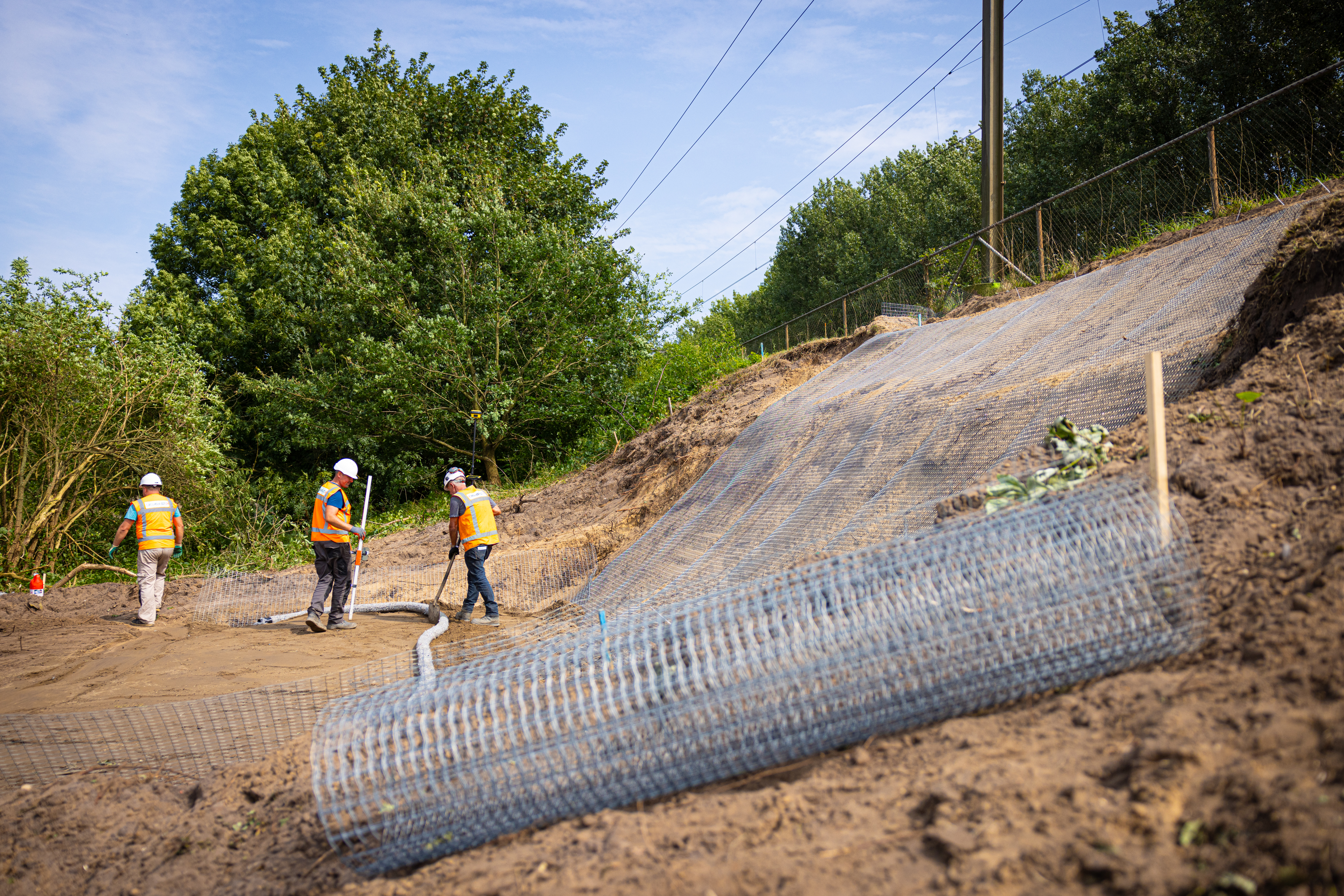 Gaas aangebracht bij spoor Ravenstein