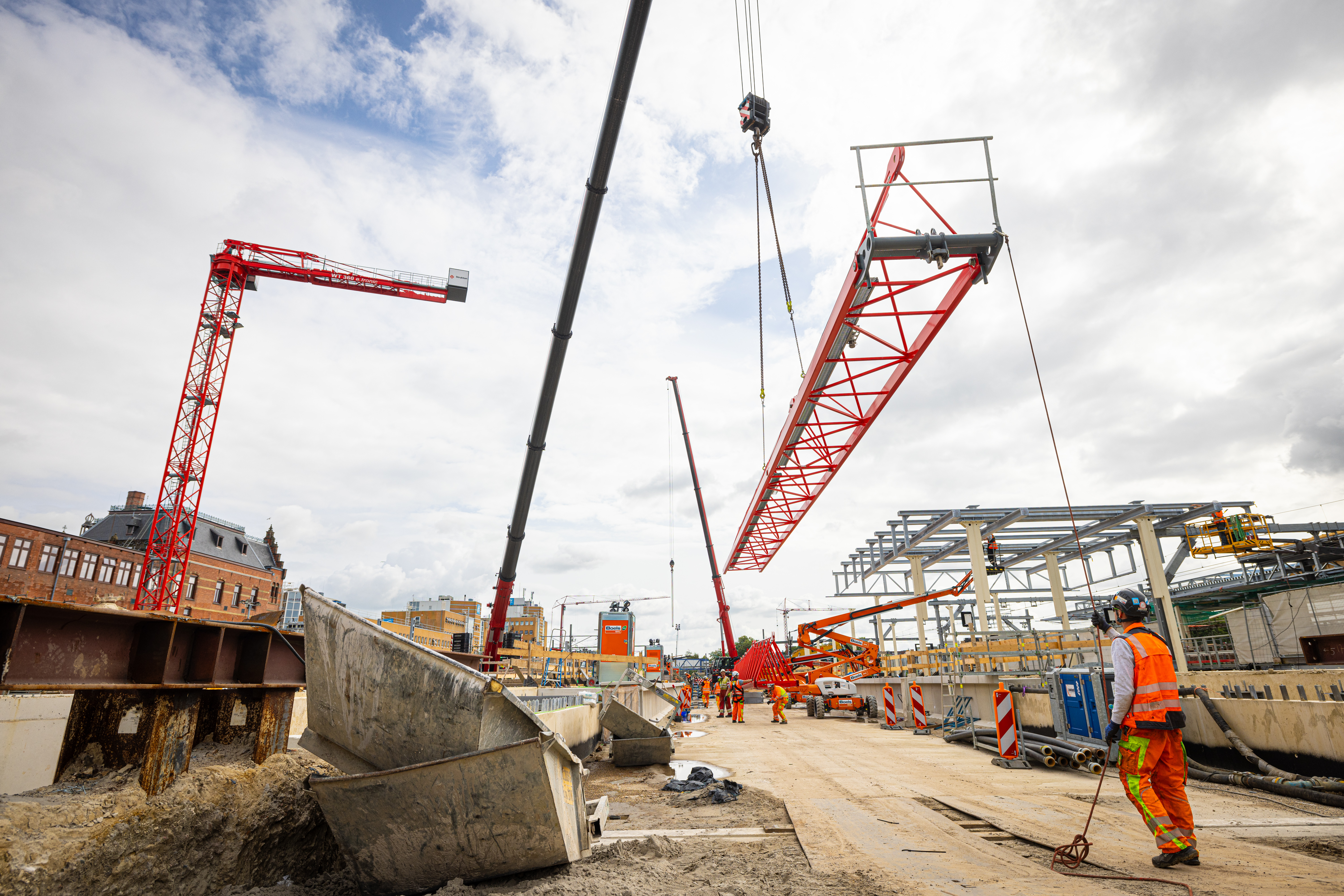 De rode torenkraan wordt verwijderd