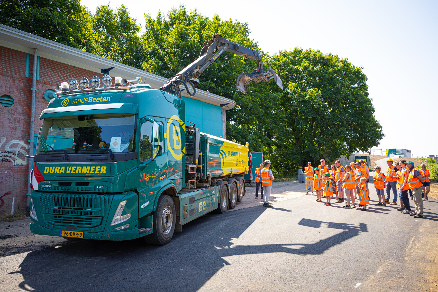 Bezoekers bij elektrisch materieel van Dura Vermeer 