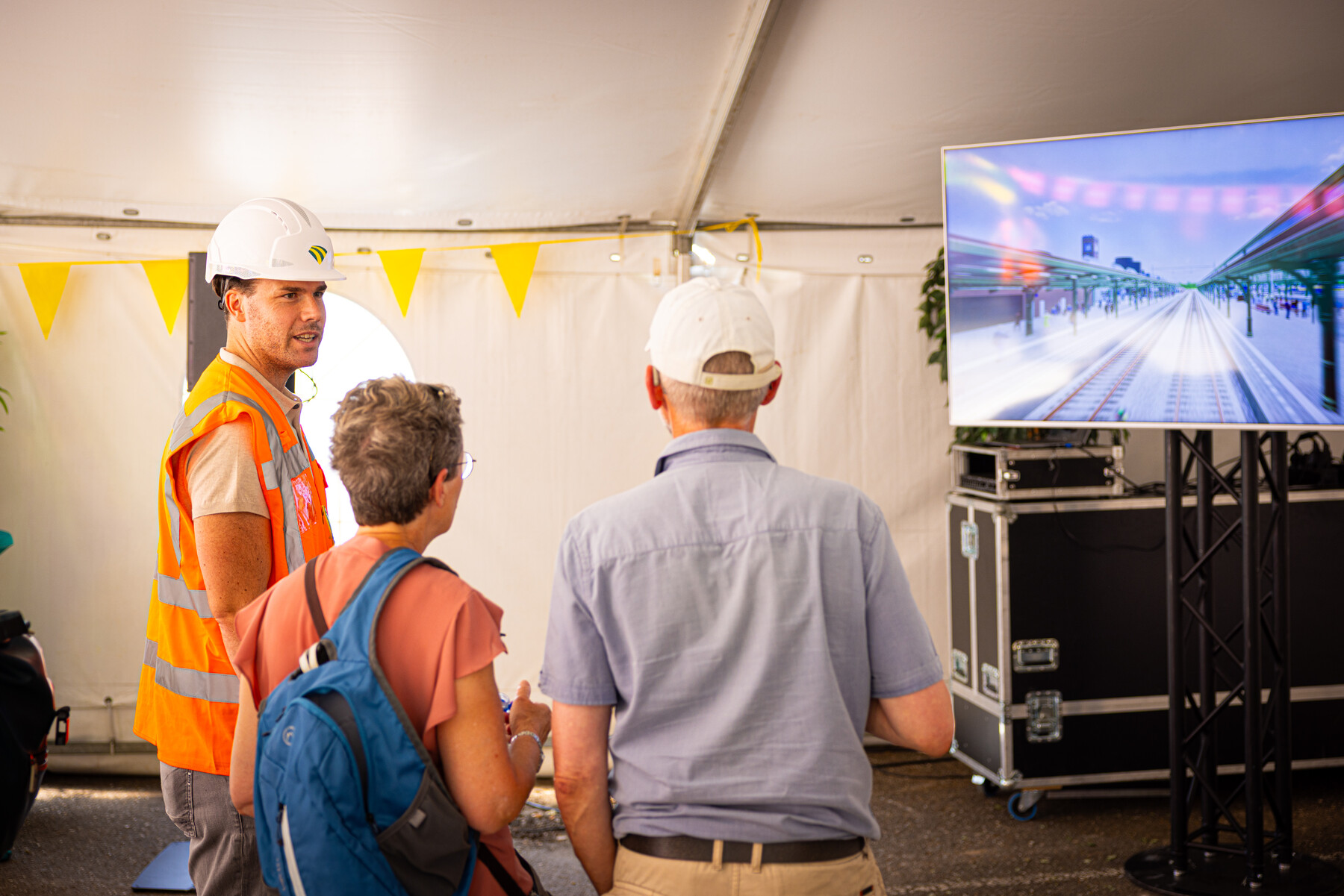 Bezoekers ontvangen uitleg over het project