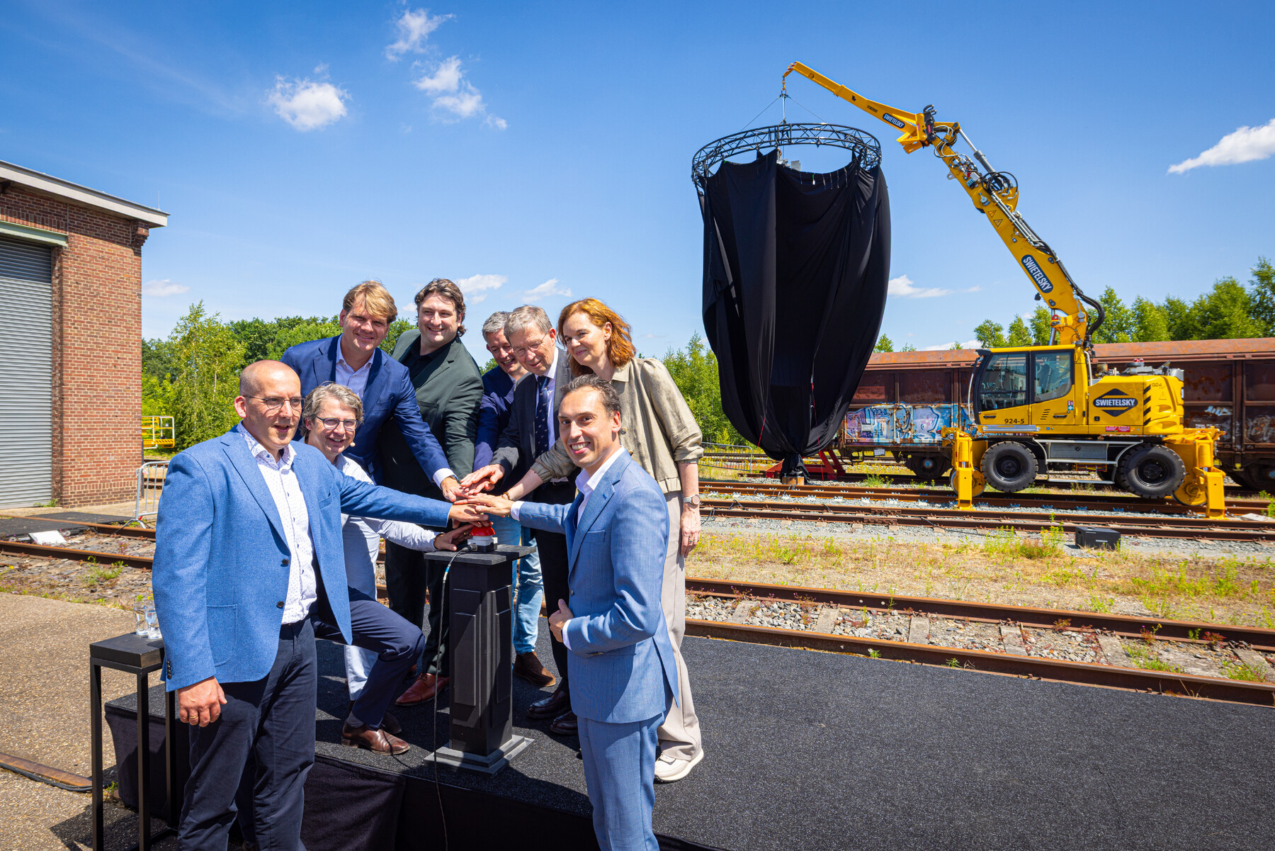 Projectmanager Christiaan Caan, regiodirecteur ProRail Dimitri Kruik, regiodirecteur Arriva Michiel Cusell, gedeputeerde Jasper Kuntzelaars, gedeputeerde Klaas Ruitenberg, plaatsvervangend directeur Openbaar Vervoer en Spoor Bonny Donders en gedeputeerde Stijn Smeulders trappen het project af met een druk op de knop