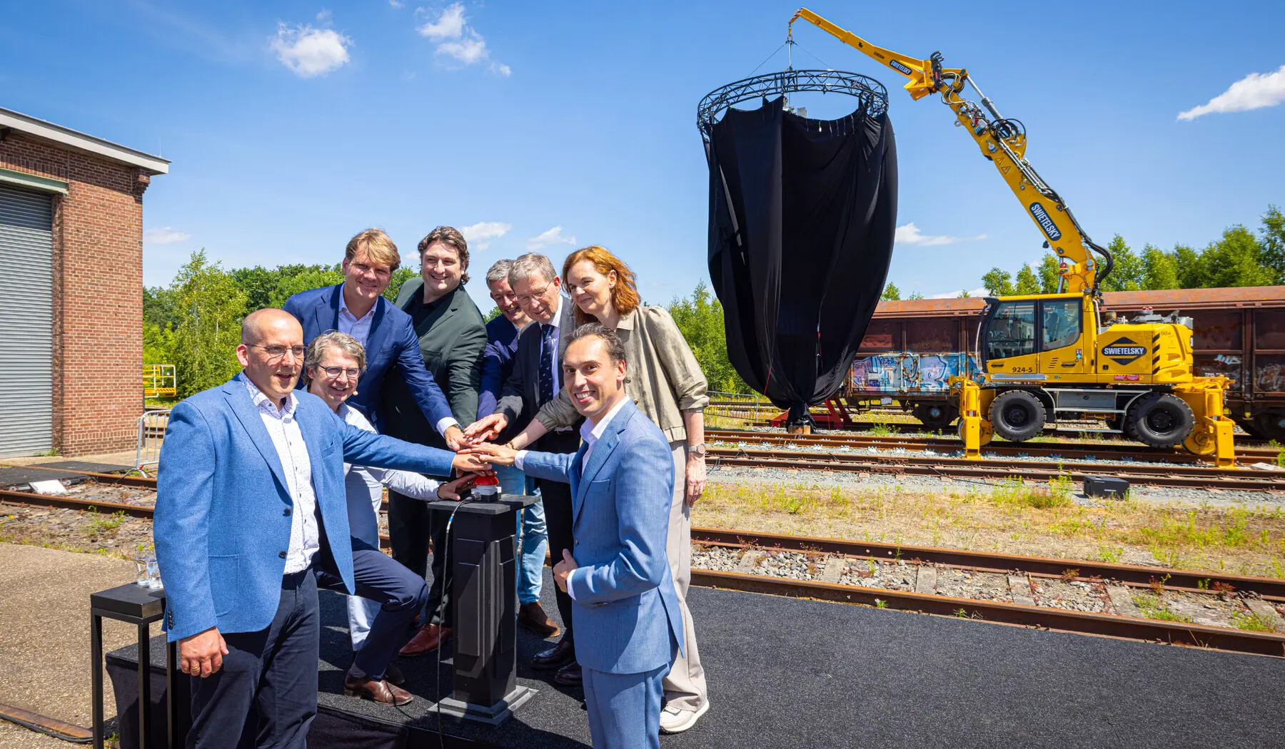 Projectmanager Christiaan Caan, regiodirecteur ProRail Dimitri Kruik, regiodirecteur Arriva Michiel Cusell, gedeputeerde Jasper Kuntzelaars, gedeputeerde Klaas Ruitenberg, plaatsvervangend directeur Openbaar Vervoer en Spoor Bonny Donders en gedeputeerde Stijn Smeulders trappen het project af met een druk op de knop