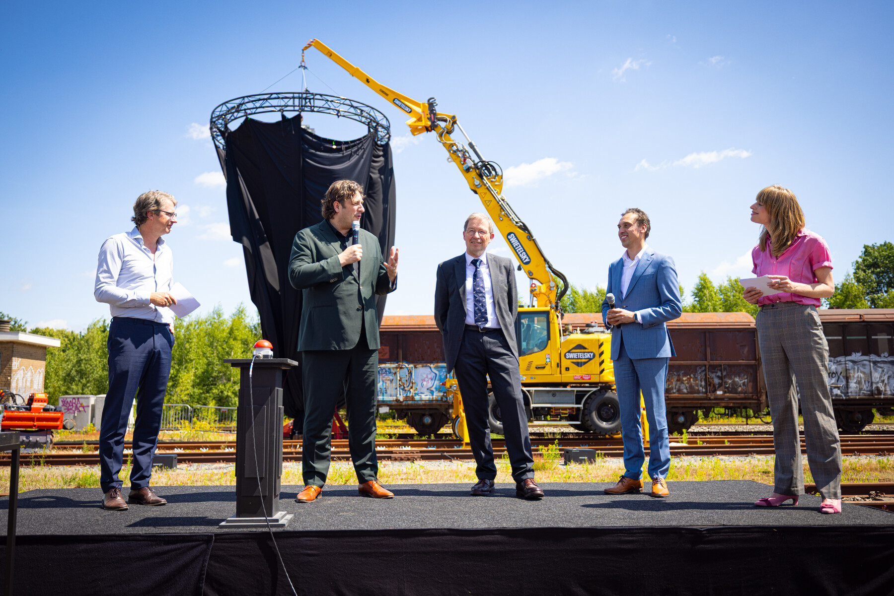 regiodirecteur ProRail Dimitri Kruik, gedeputeerde Jasper Kuntzelaars, gedeputeerde Klaas Ruitenberg, gedeputeerde Stijn Smeulders en woordvoerder ProRail Lotte Kaatee bij de opening