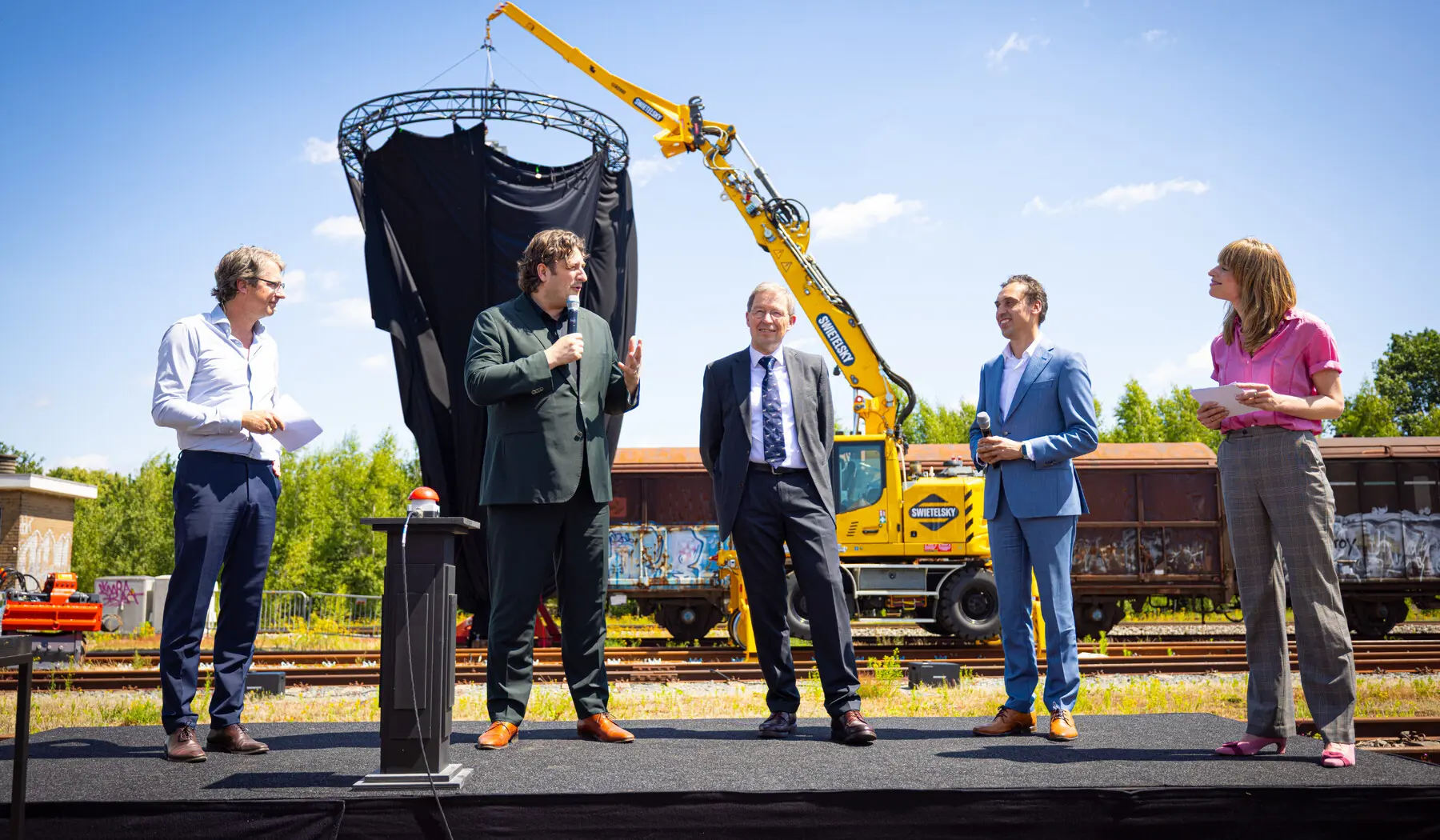 regiodirecteur ProRail Dimitri Kruik, gedeputeerde Jasper Kuntzelaars, gedeputeerde Klaas Ruitenberg, gedeputeerde Stijn Smeulders en woordvoerder ProRail Lotte Kaatee bij de opening