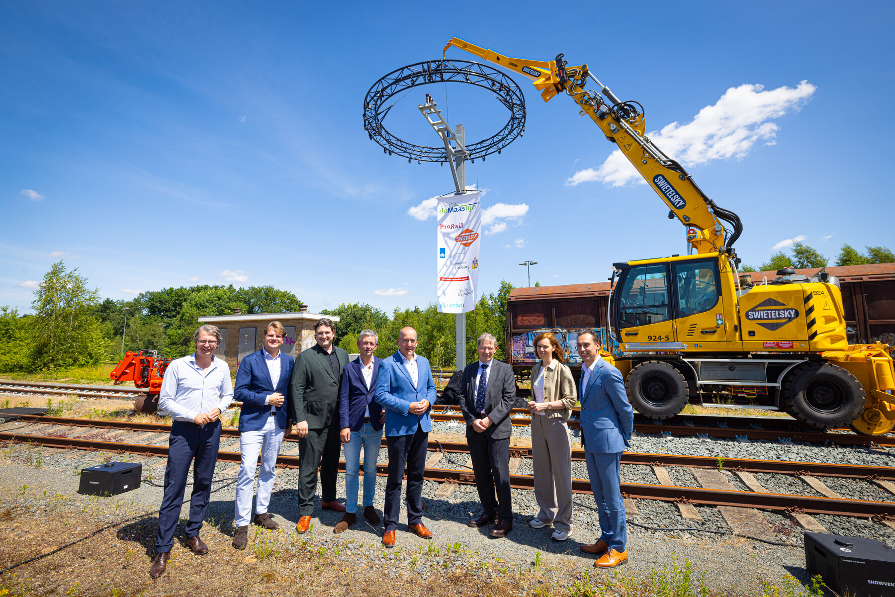 Regiodirecteur ProRail Dimitri Kruik, regiodirecteur Arriva Michiel Cusell, gedeputeerde Jasper Kuntzelaars, CEO van Swietelsky Niek Lentink, projectmanager Christiaan Caan, gedeputeerde Klaas Ruitenberg, plaatsvervangend directeur Openbaar Vervoer en Spoor Bonny Donders en gedeputeerde Stijn Smeulders bij de officiële start van het project