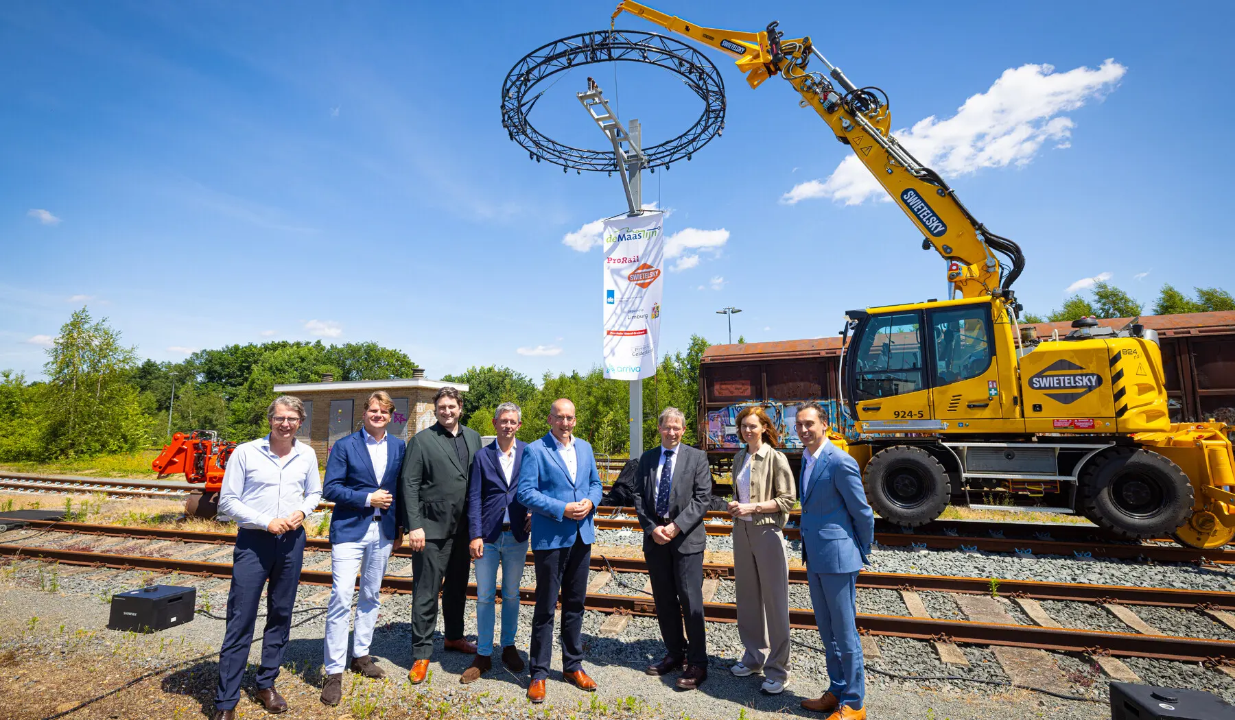 Regiodirecteur ProRail Dimitri Kruik, regiodirecteur Arriva Michiel Cusell, gedeputeerde Jasper Kuntzelaars, CEO van Swietelsky Niek Lentink, projectmanager Christiaan Caan, gedeputeerde Klaas Ruitenberg, plaatsvervangend directeur Openbaar Vervoer en Spoor Bonny Donders en gedeputeerde Stijn Smeulders bij de officiële start van het project