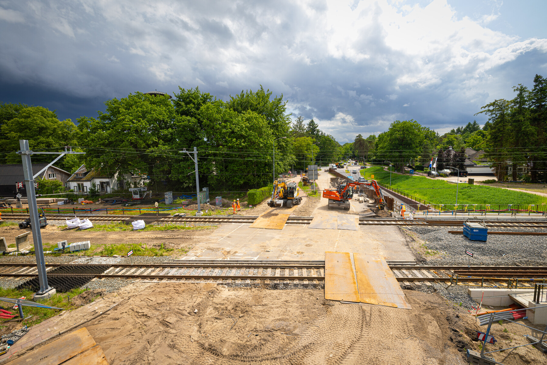 De overweg Elspeterweg is verwijderd, net als drie wissels
