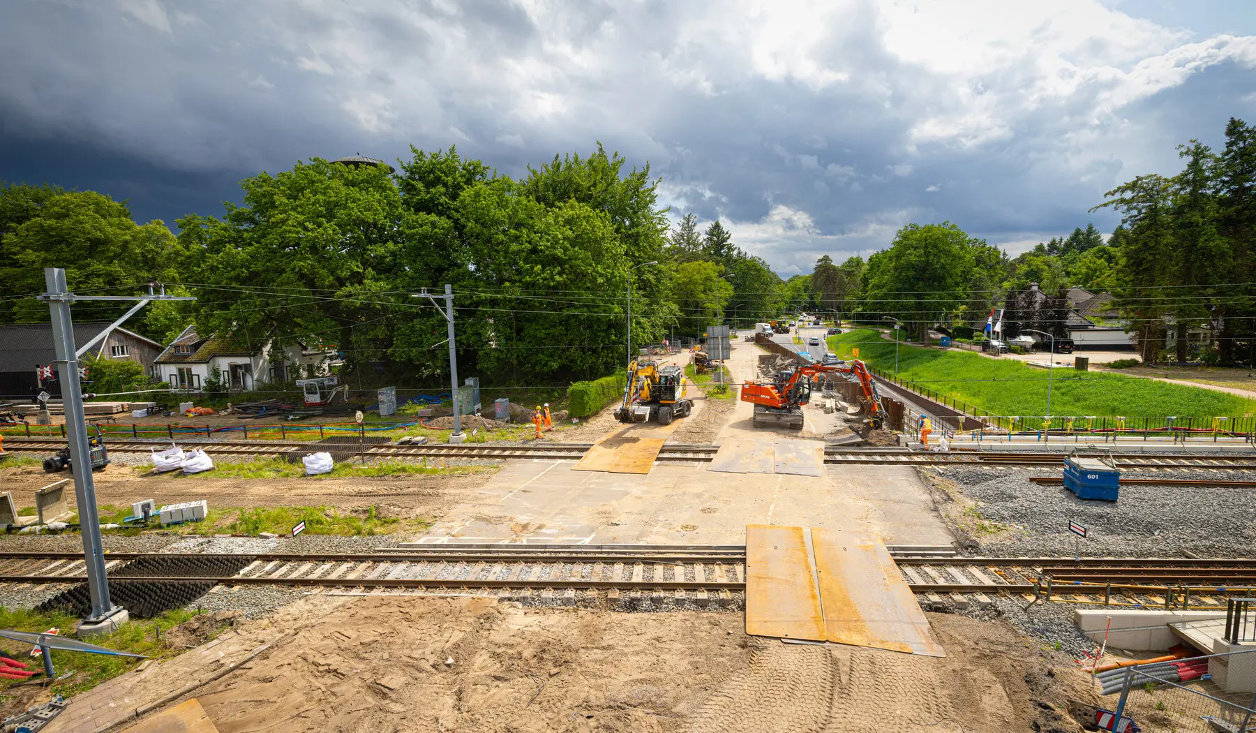 De overweg Elspeterweg is verwijderd, net als drie wissels