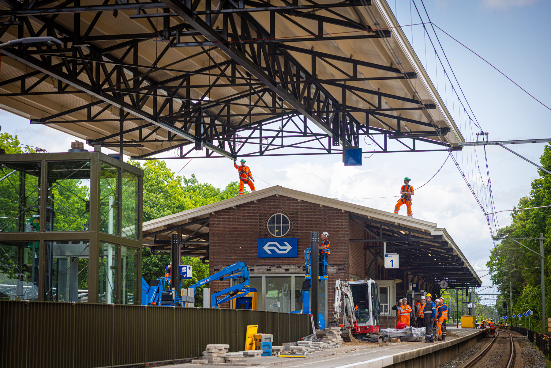 Het is altijd even spannend of de maatvoering van de perronkap precies zo is, dat de nieuwe kap exact past