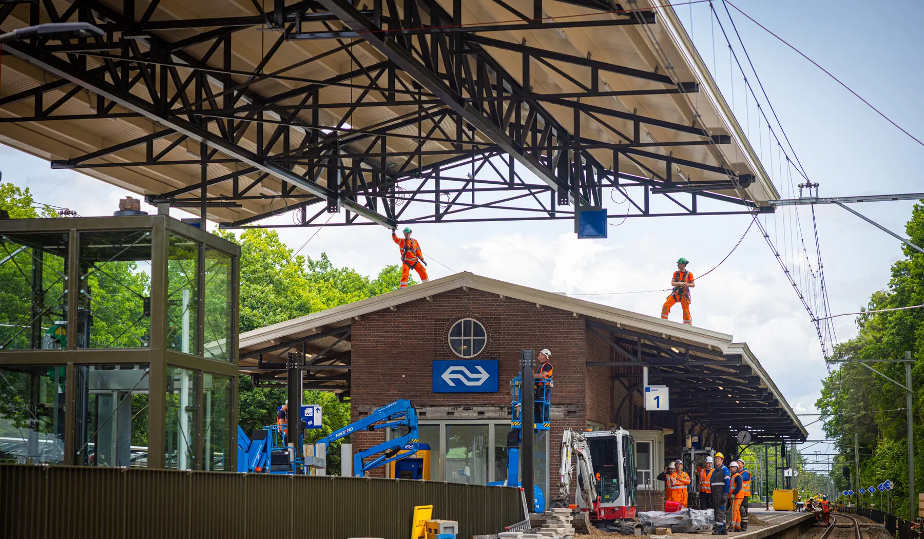Het is altijd even spannend of de maatvoering van de perronkap precies zo is, dat de nieuwe kap exact past
