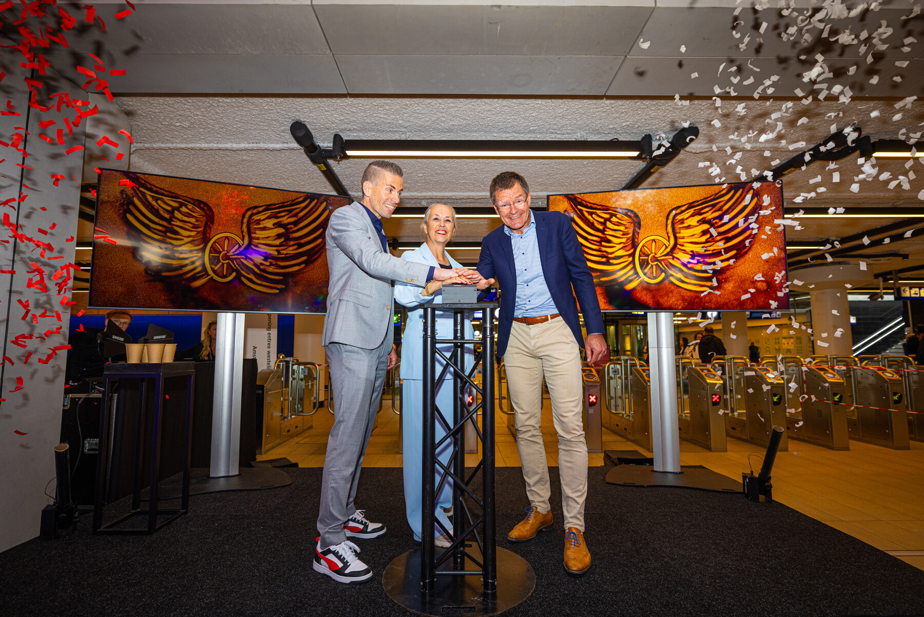 Met een druk op de knop openen Harro Homan (regiodirecteur ProRail), Irma Winkenius (regiodirecteur NS) en Jeroen Bonekamp (directeur BAM Infra Nederland) de reizigerstunnel