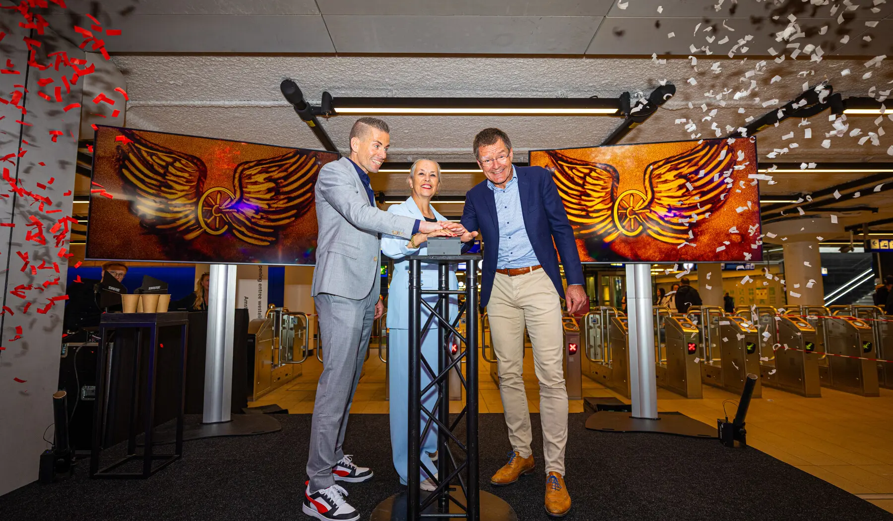 Met een druk op de knop openen Harro Homan (regiodirecteur ProRail), Irma Winkenius (regiodirecteur NS) en Jeroen Bonekamp (directeur BAM Infra Nederland) de reizigerstunnel