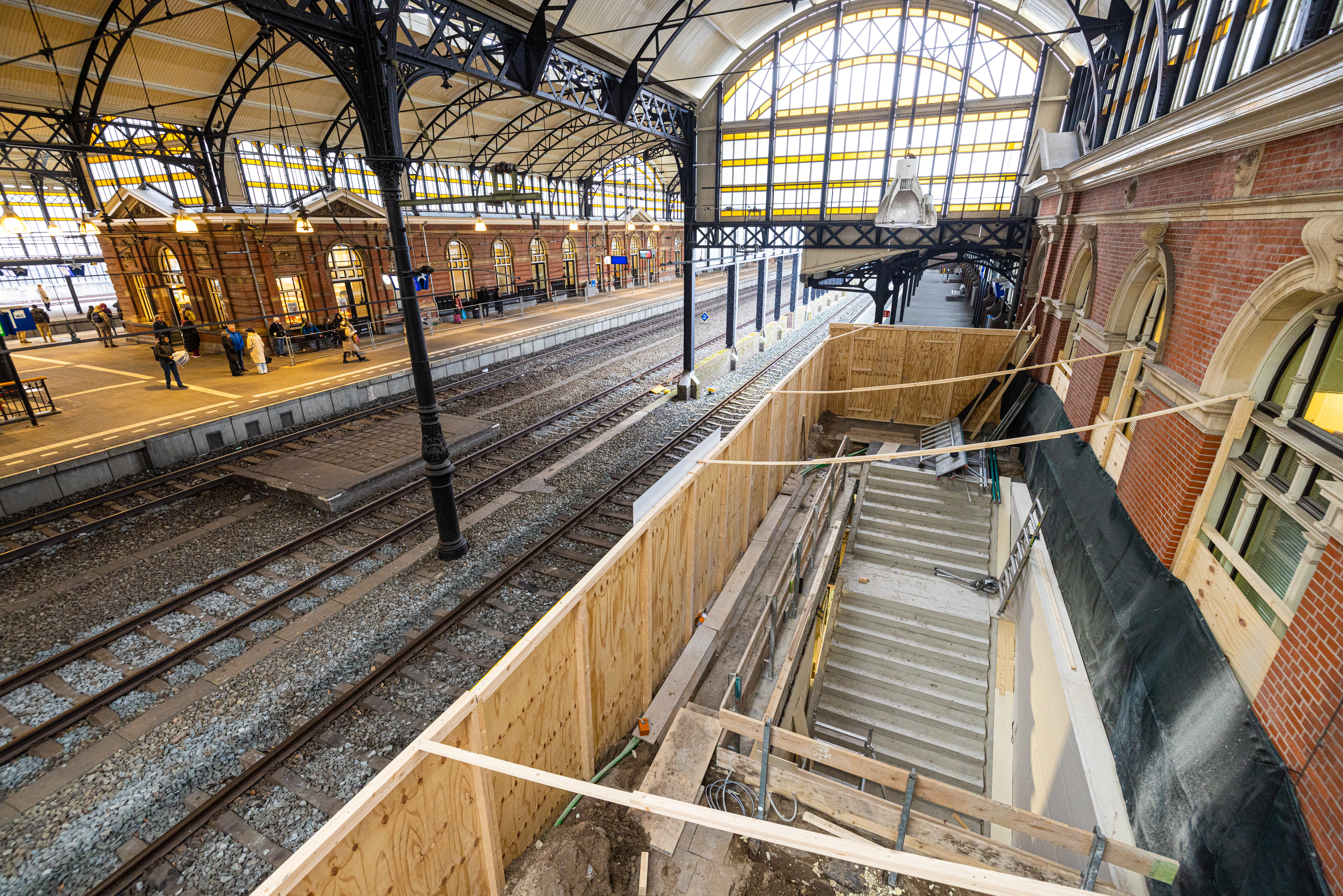 De trap naar perron 1 is verplaatst