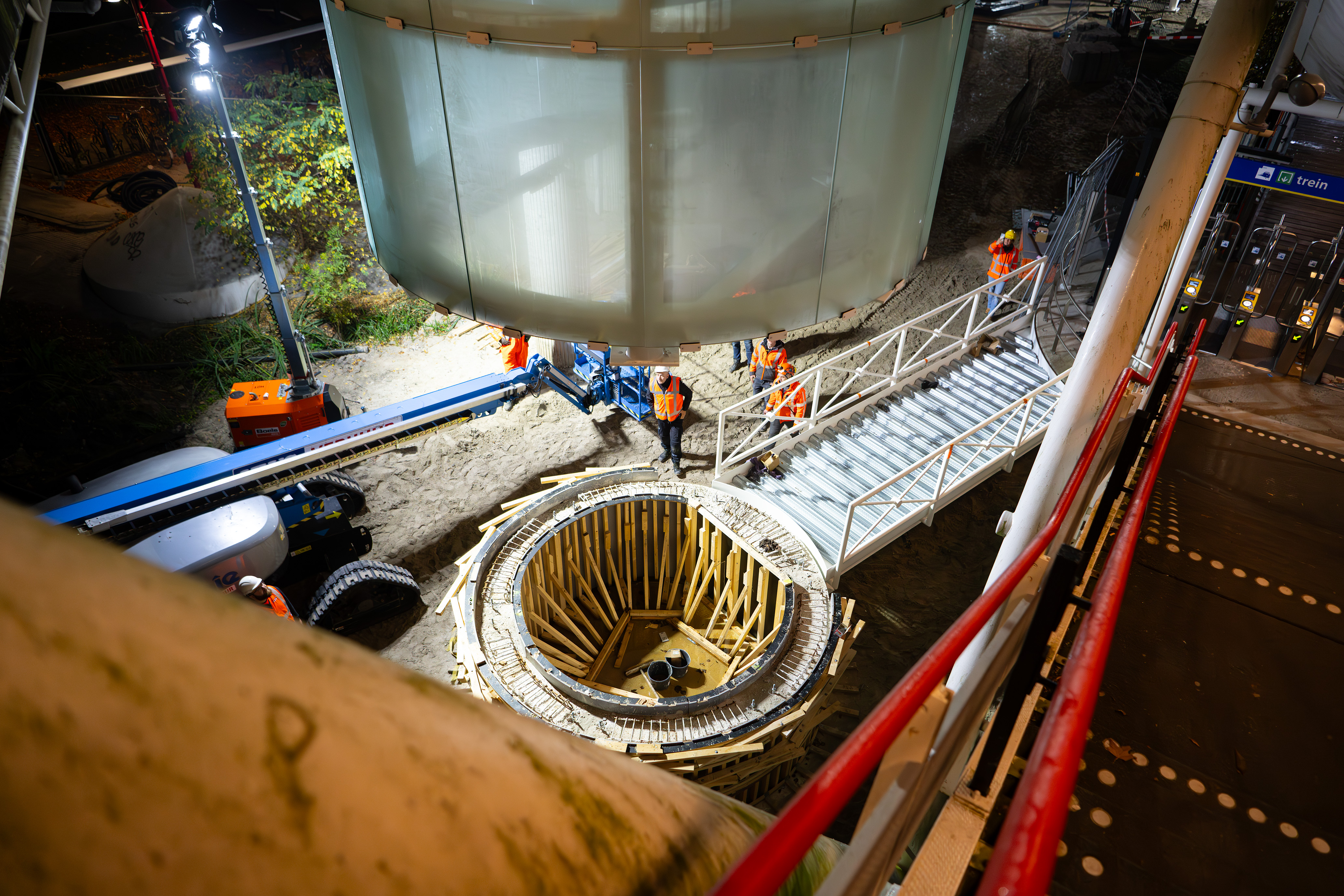 Plek van nieuwe lift op station Duivendrecht