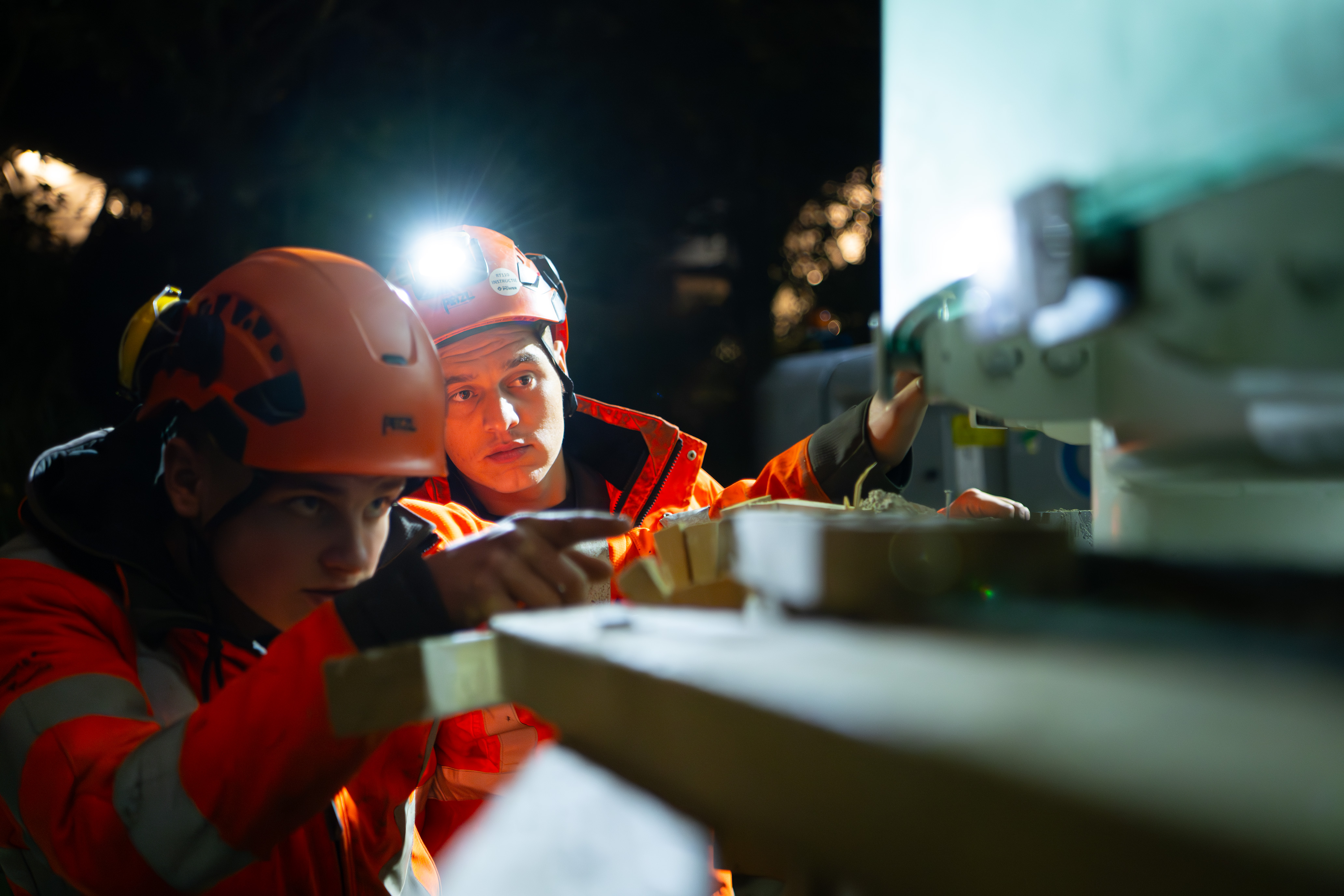 Aannemers aan het werk op station Duivendrecht