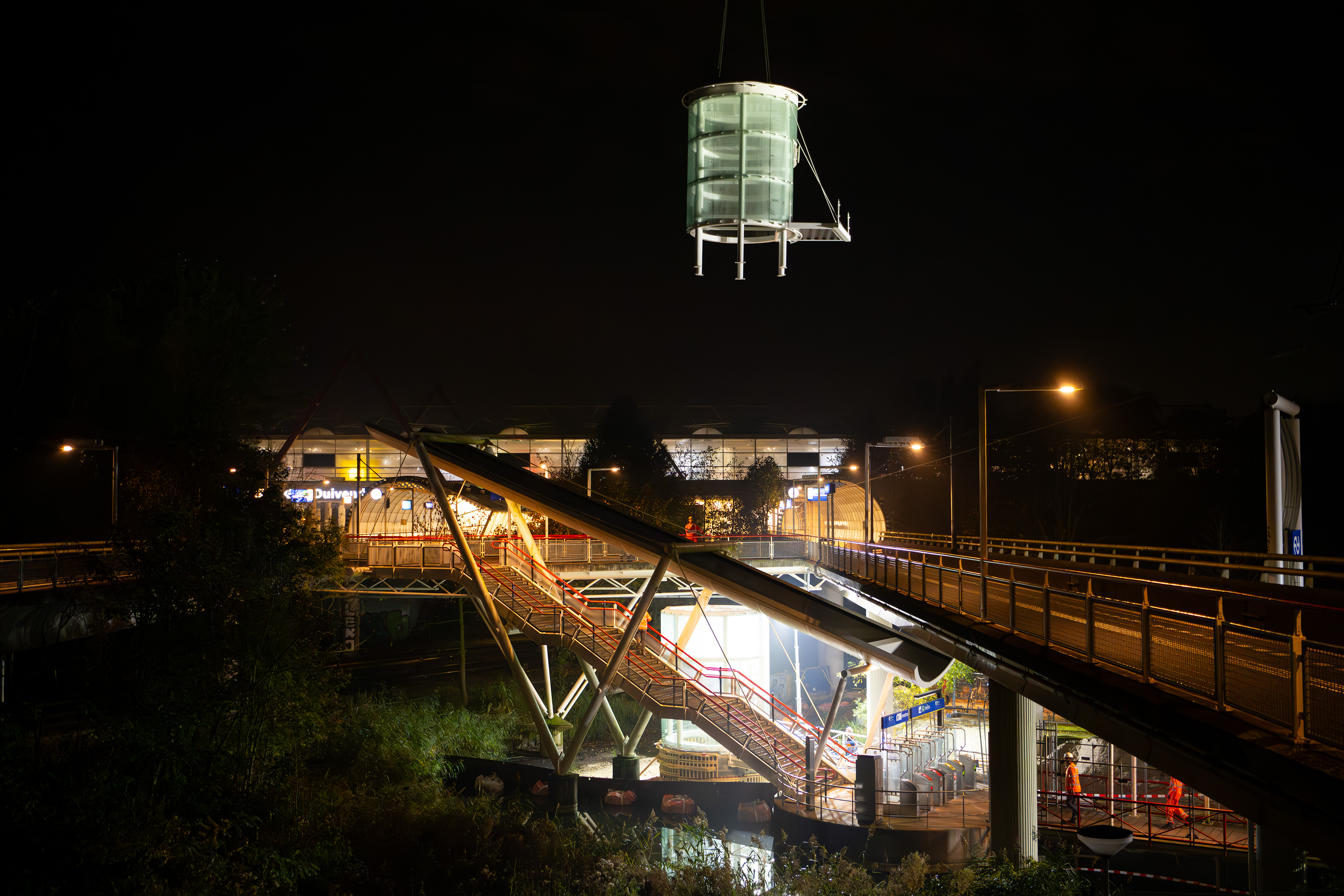 liftschacht op station Duivendrecht wordt geplaatst