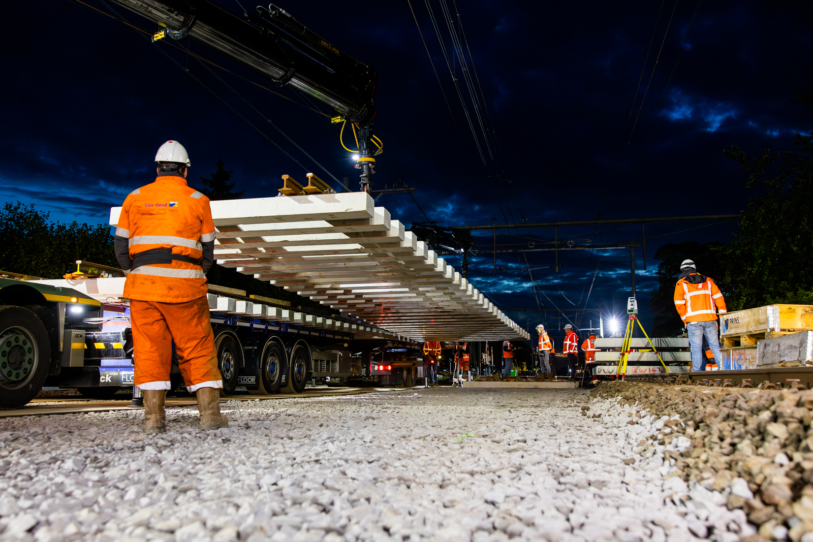 De nieuwe wissels worden in delen in het spoor geplaatst in Wierden