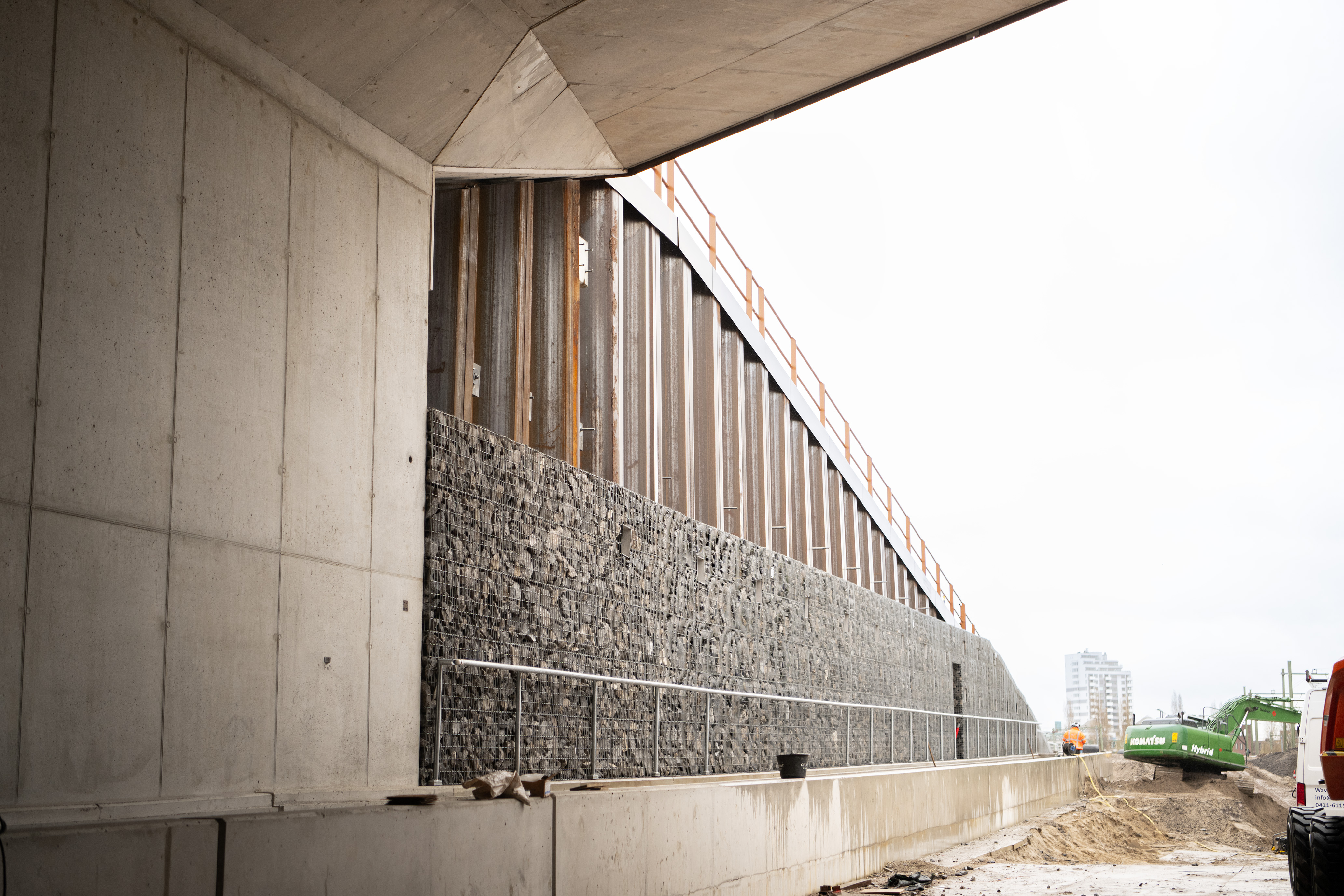 Door de tunnel van deze vrije kruising komen twee sporen, vier sporen gaan eroverheen