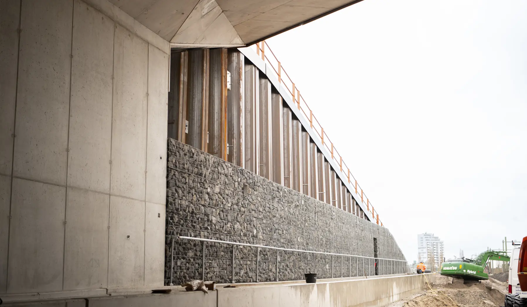 Door de tunnel van deze vrije kruising komen twee sporen, vier sporen gaan eroverheen