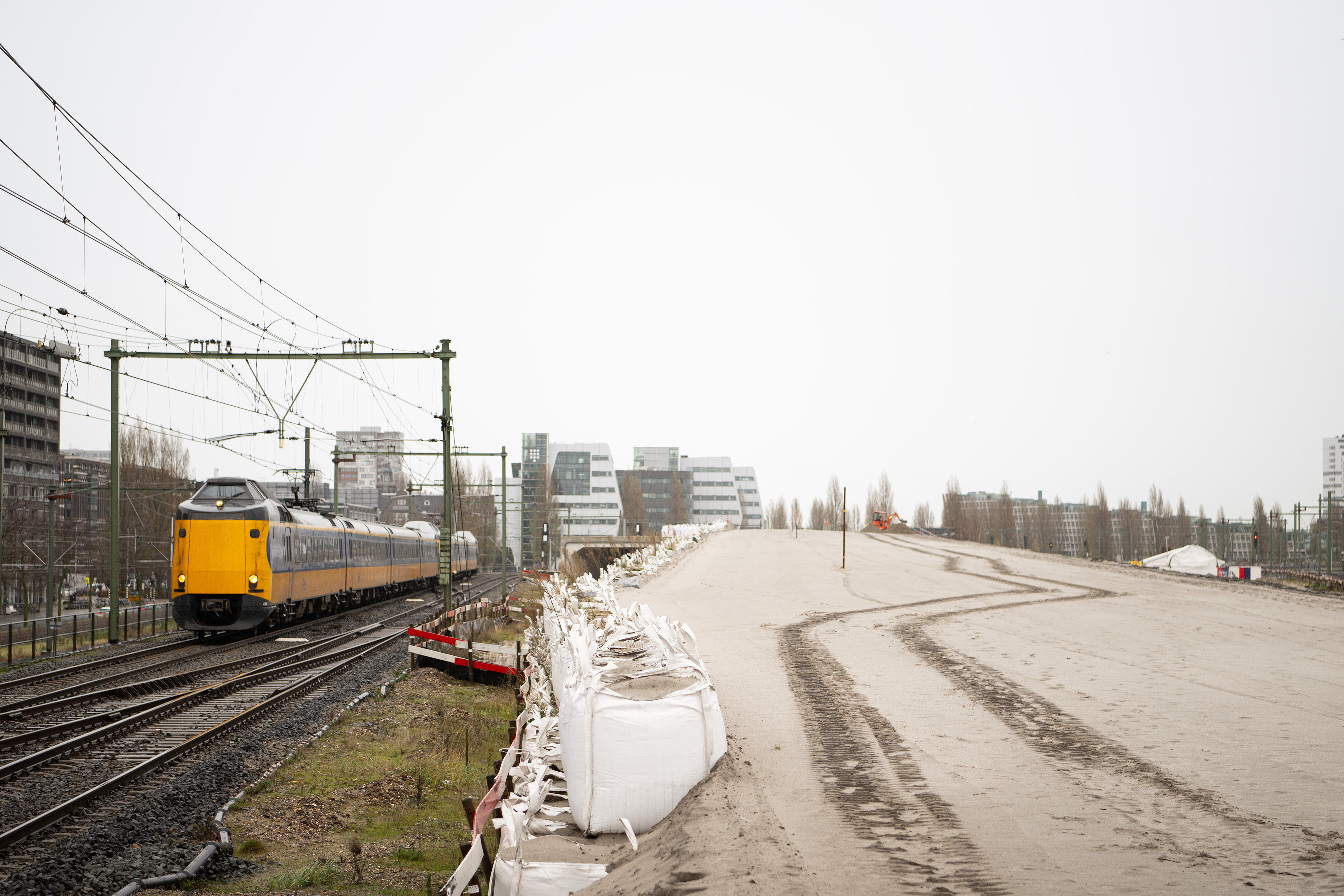 De benodigde 28.000 kubieke meter zand werd aangevoerd via het water