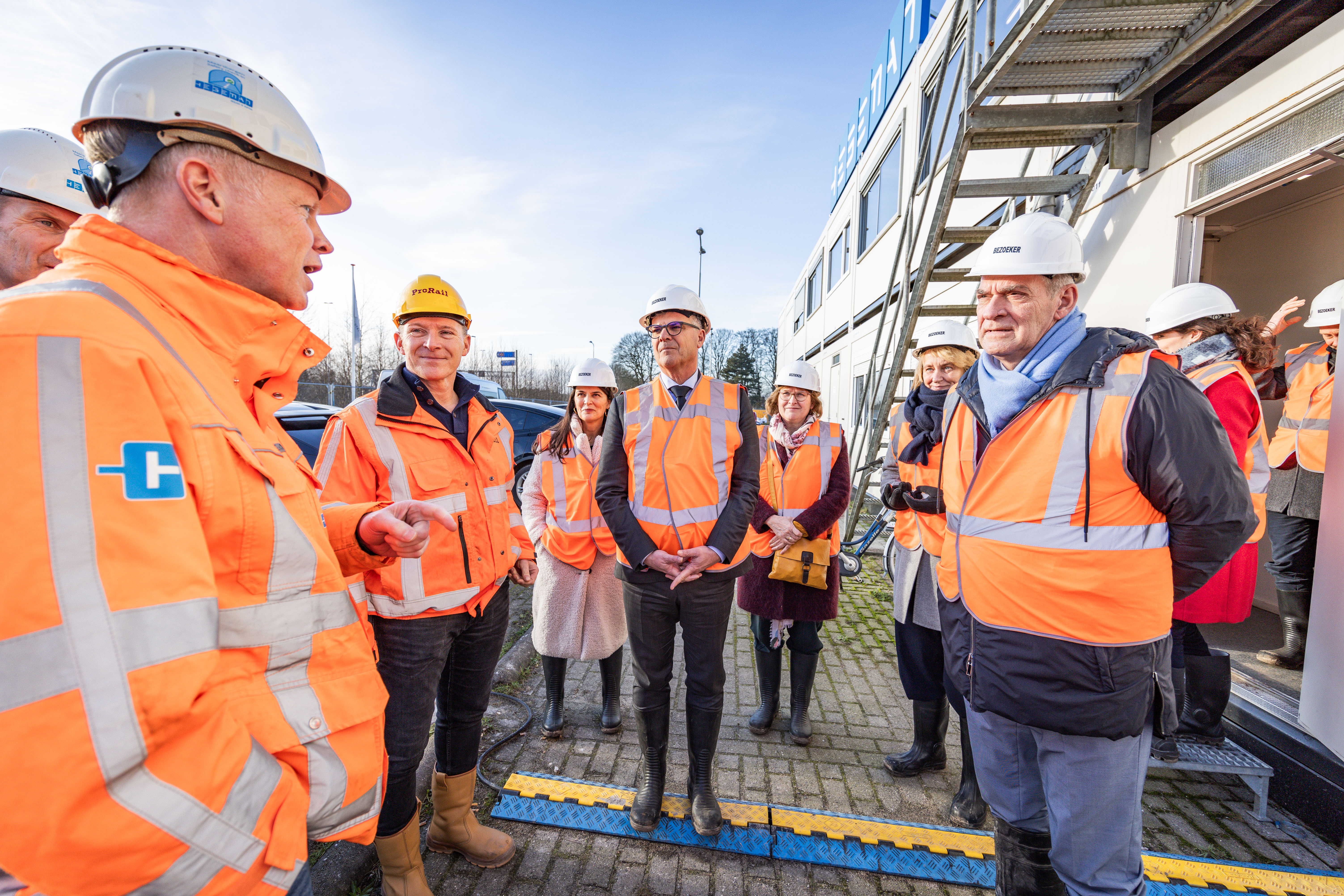 De delegatie van Provincie Utrecht en gemeente Utrechtse Heuvelrug wordt over de bouwplaats rondgeleid