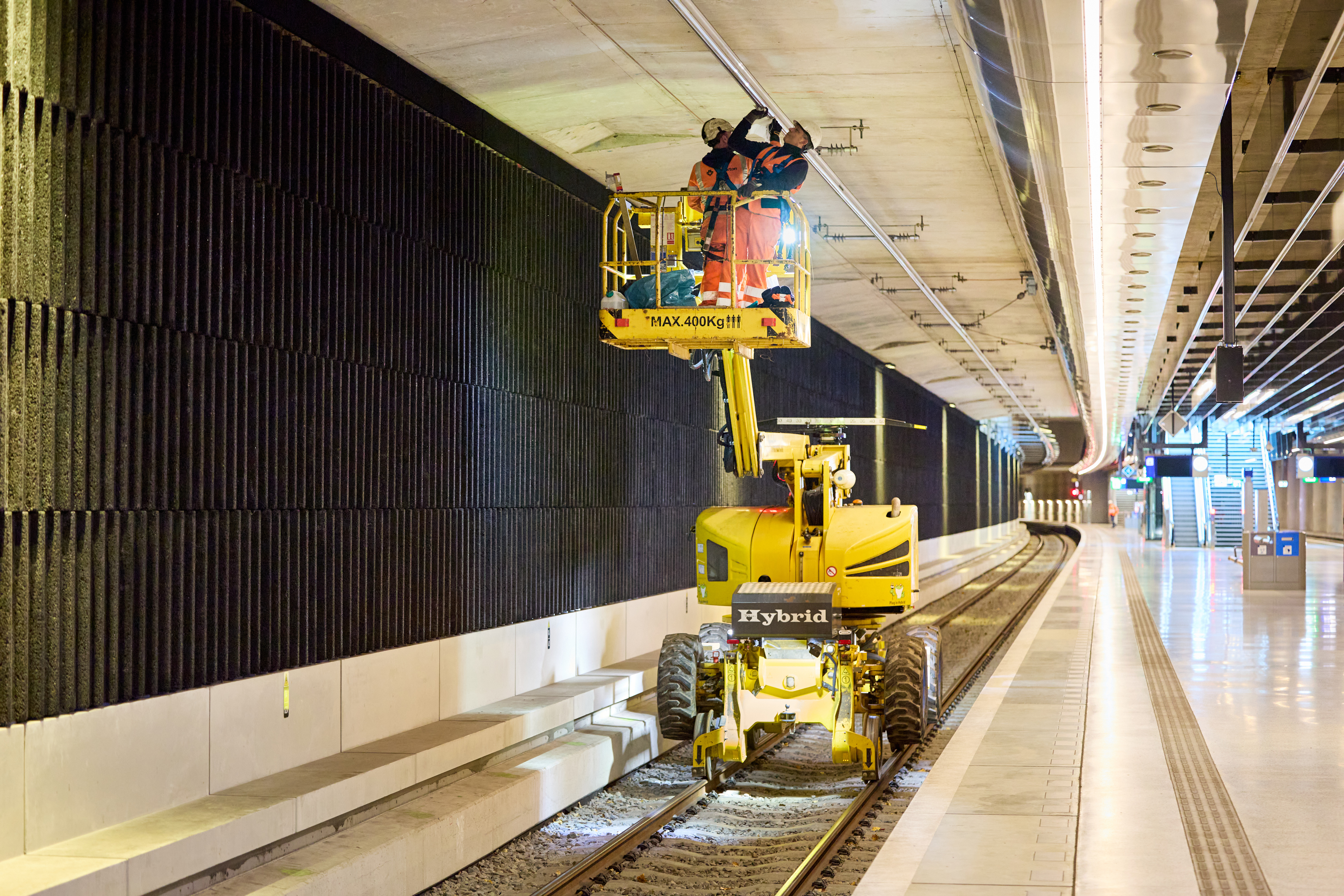 Werk aan de bovenleiding (stroomrail) in spoortunnel Delft
