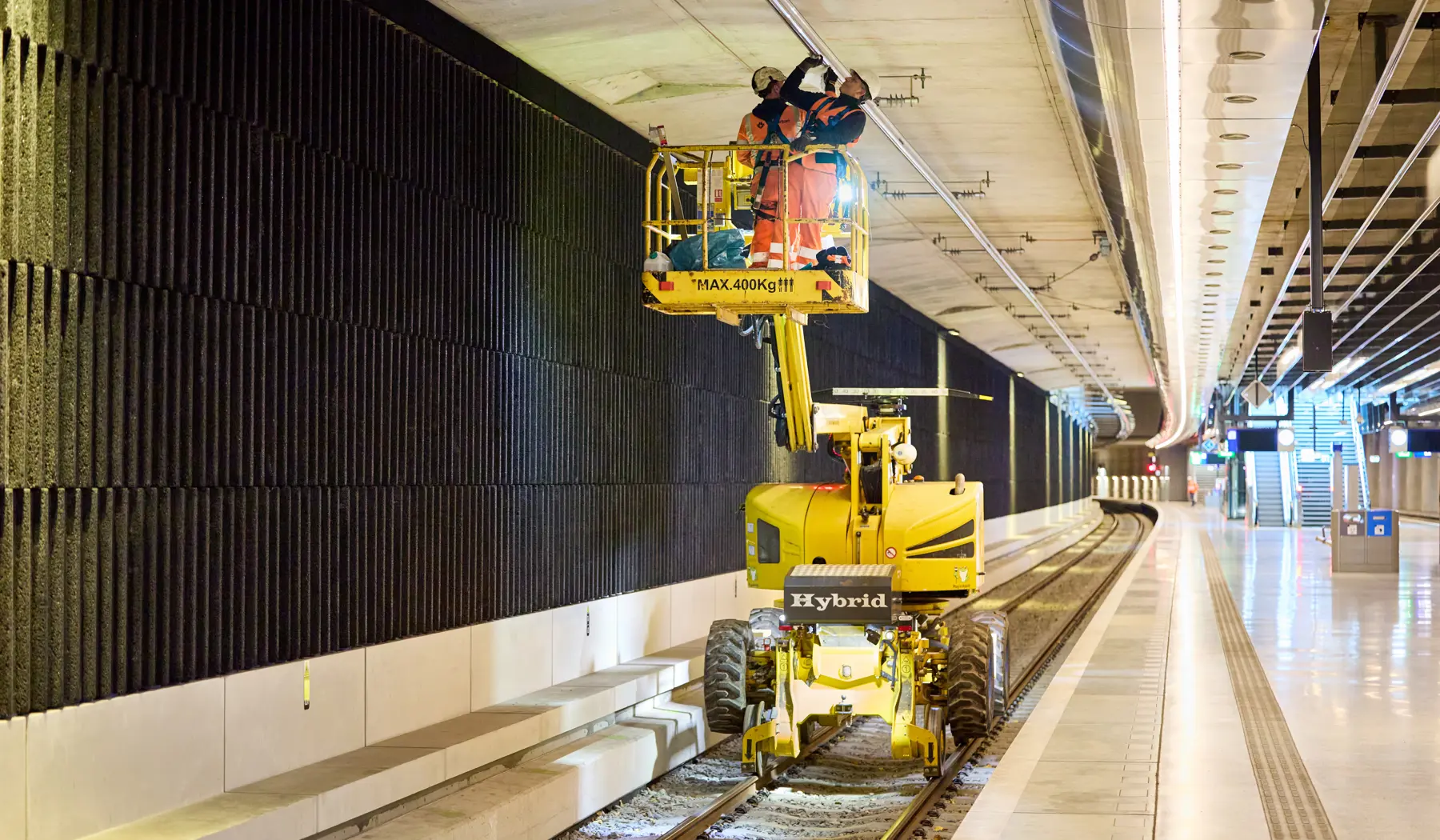 Werk aan de bovenleiding (stroomrail) in spoortunnel Delft