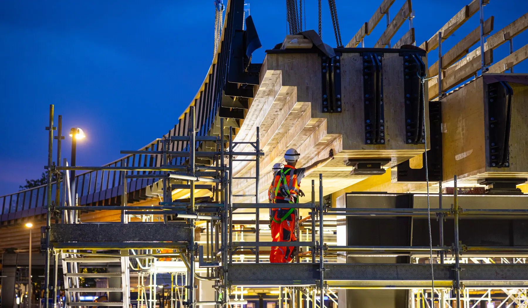 Langzaam komt de ligger dichter bij het portaal