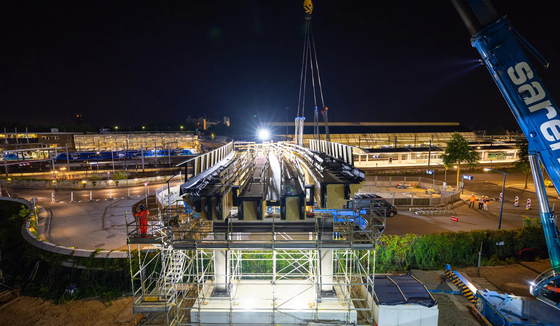 Alle liggers zijn geplaatst, tijd voor de afbouw van het brugdek