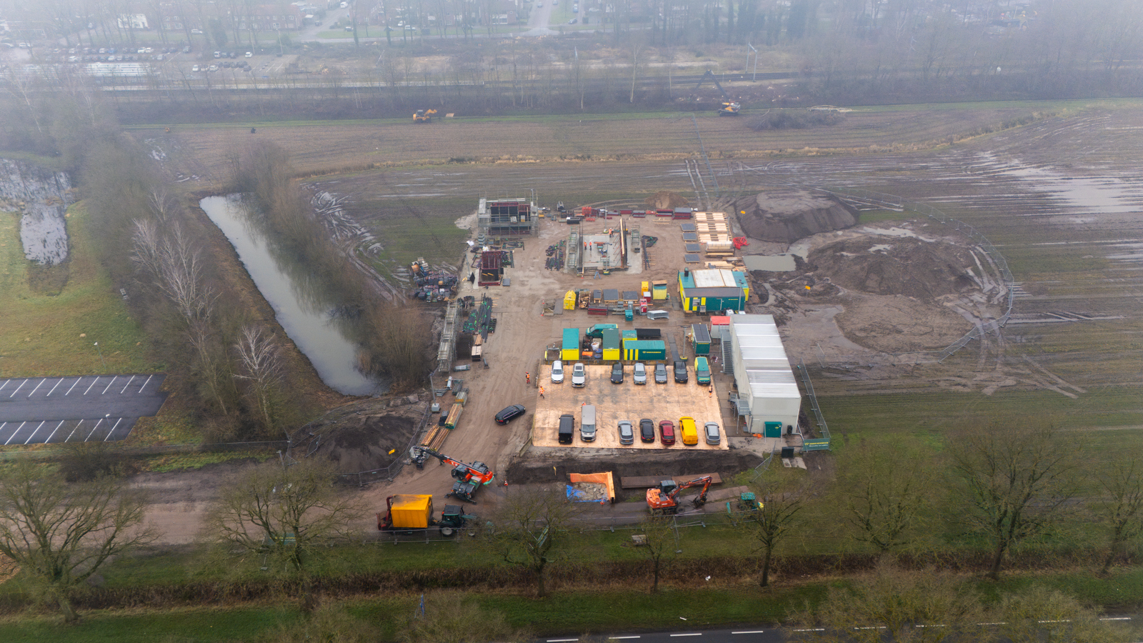 Aan de noordzijde van het station is een werkterrein ingericht