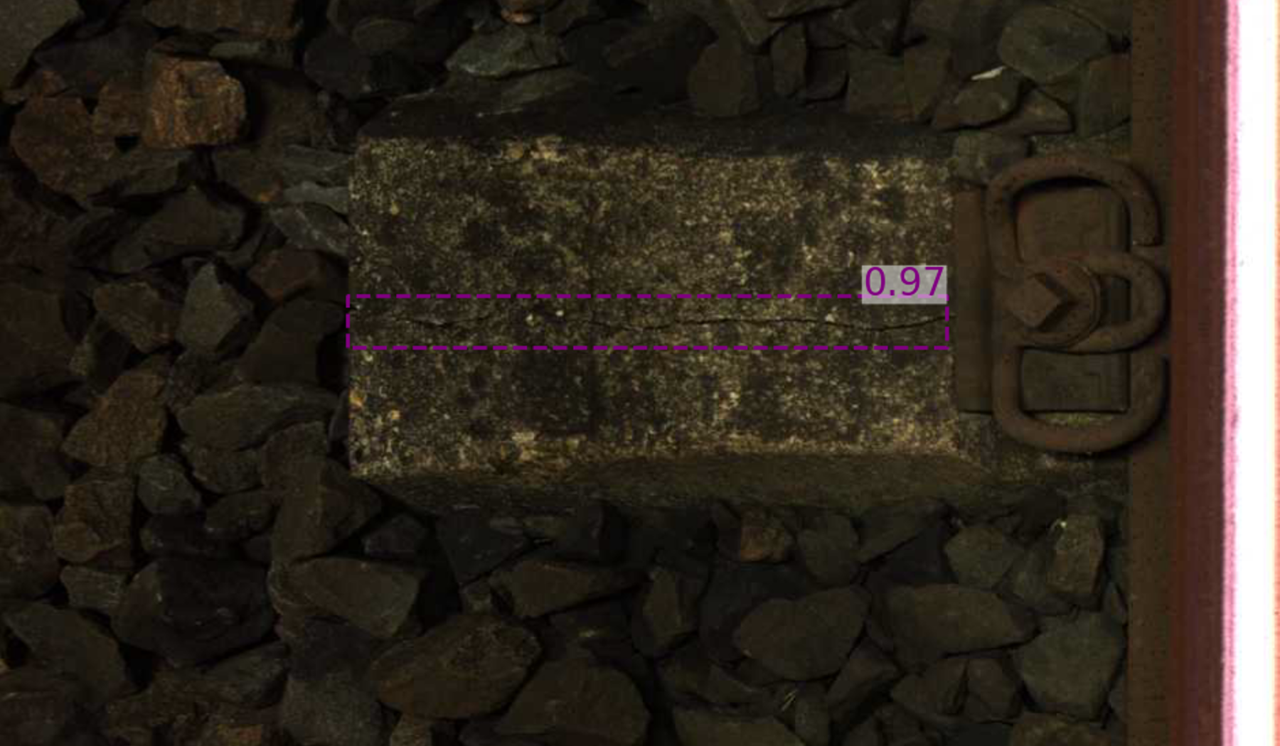 Het beeldherkenningsalgoritme ziet de kleinste haarscheurtjes. Die kunnen geen kwaad, deze dwarsligger is nog functioneel