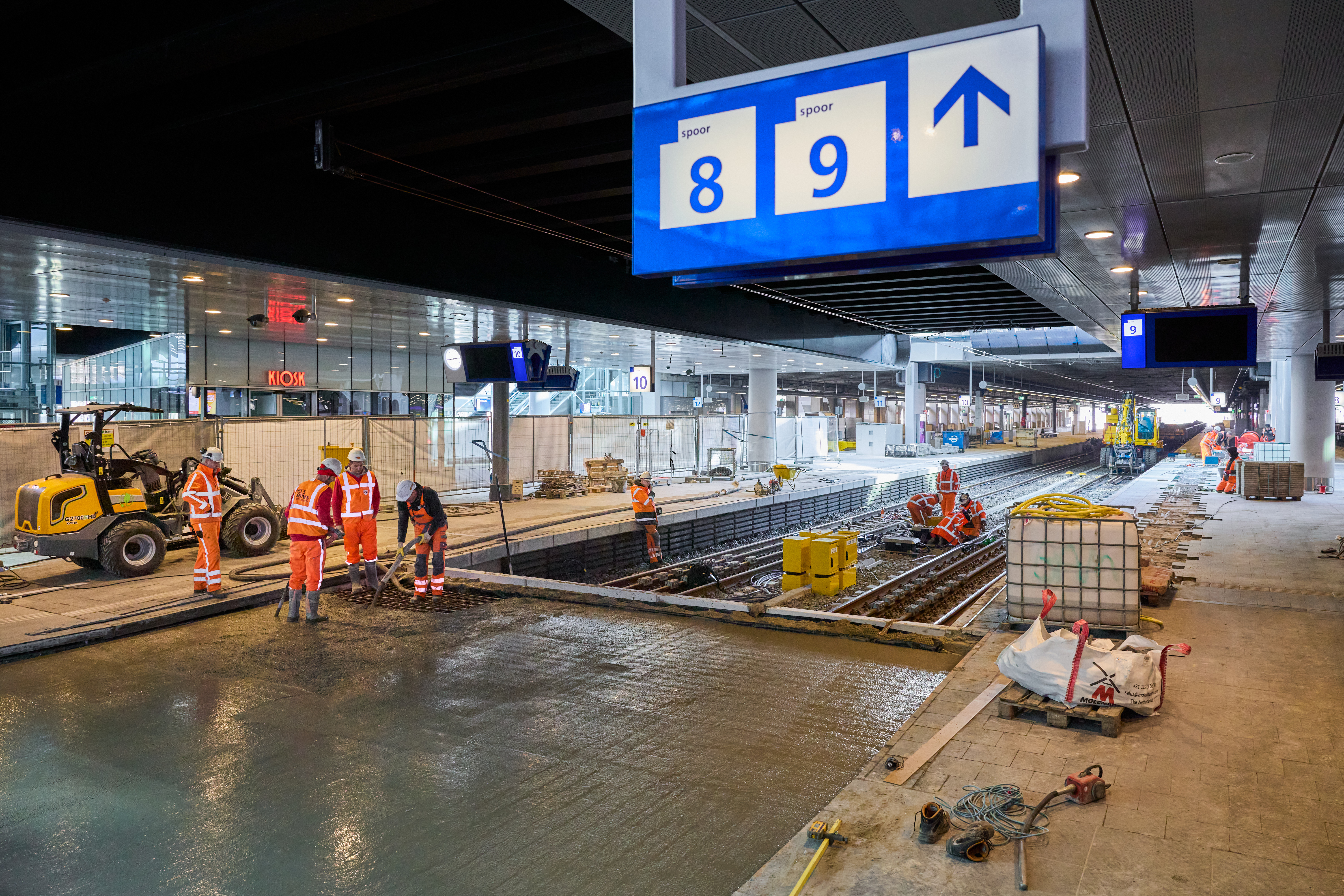 De sporen 9 en 10 deels zijn verwijderd om ruimte te maken voor een nieuw stuk stationsvloer